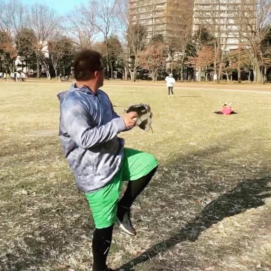 のインスタグラム：「嫁とキャッチボール⚾️！！ 右下に写ってるのは真央ちゃんです🐣」