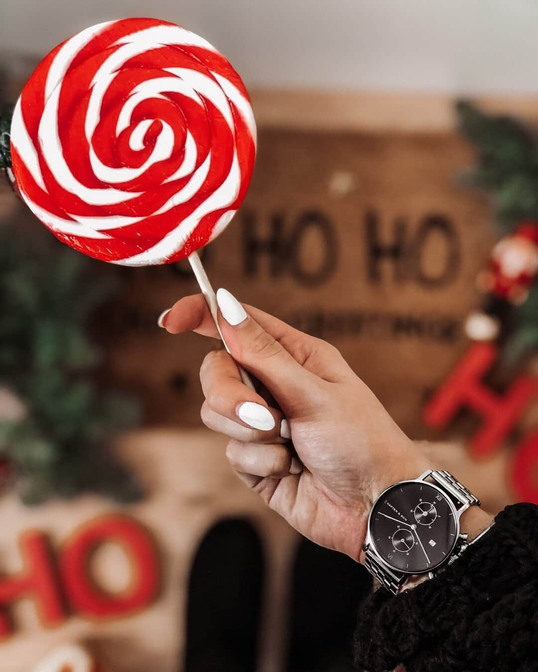 Kapten & Sonさんのインスタグラム写真 - (Kapten & SonInstagram)「'The magic of Christmas never ends - it greatest gifts are family & friends!' (ok and candy) 🍭  @nikixgilbert wears our stylish Chrono Silver "Black Steel"! 🎁 #bekapten #kaptenandson⁠ .⁠ .⁠ .⁠ #watch #xmas #christmas #christmastime #cozy #coziness #dailyinspo #ootd #home #happyholidays #candy」12月26日 15時30分 - kaptenandson