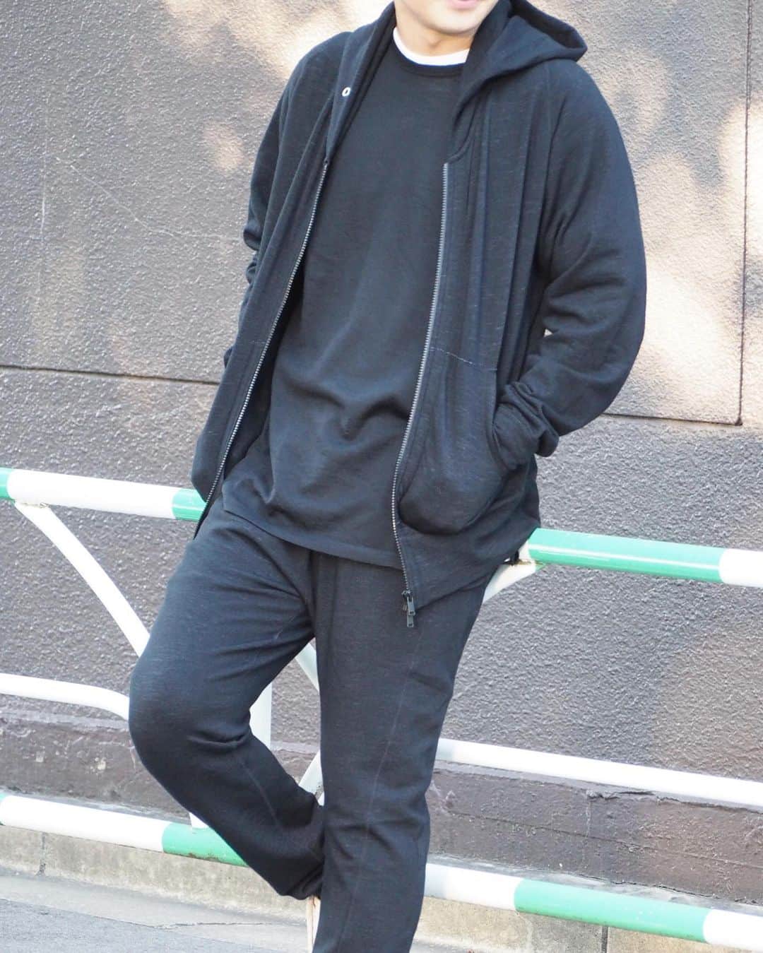 B JIRUSHI YOSHIDAのインスタグラム：「【RECOMMEND ITEM】 〈nonnative〉 DWELLER DWELLER FULL ZIP HOODY DWELLER DWELLER EASY RIB PANTS DWELLER WOOL JERSEY Mt.Breath Wool（R） ・ 〈nonnative〉2020FW新作の、保温性に優れた「Mt.Breath Wool（R）」フリース素材を採用したシリーズ。 ・ シンプルで都会的なルックスながら〈nonnative〉らしいデザインや機能性の要素が散りばめられたアイテム。 洗濯可能なウォッシャブル仕様です。 ※洗濯により若干の縮みが発生する場合がありますため、予めご了承くださいませ。 ・ COLOR ：BLACK/BEIGE/NAVY SIZE：1(S).2(M).3(L) [DWELLER DWELLER FULL ZIP HOODY］¥33,880  [DWELLER DWELLER EASY RIB PANTS］¥31,680 [DWELLER WOOL JERSEY Mt.Breath Wool（R)］¥18,480  ※ビームスクラブ会員限定 優待セール対象 詳しくはオフィシャルサイトをご覧ください。 ・ #bjirushiyoshida #B印YOSHIDA #BEAMS #ビームス#nonnative」