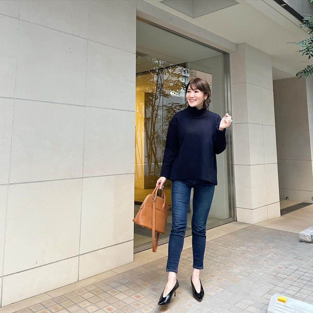 吉田美紀さんのインスタグラム写真 - (吉田美紀Instagram)「・ ・ クリスマスが終わり2020年もラストスパート･:*+. ・ 水まわりだけまだ終わっていない大掃除。 今日やろうと思っていたけれど 明日でま、いっか^ ^ ・ シンプルなデニムコーデ。 バックスリットがポイントのハイネックニットは 厚みもあってあったか˚✧₊⁎ ・ tops→#lialapg  denim→#zara coat→#fendi shoes→#pellico bag→#hermes ・ #coordinate #outfit #ootd #look #style #fashion #wardrobe #instagood #instafashion #コーディネート #ファッション #ママファッション #ママコーデ #ママコーディネート」12月26日 15時22分 - miki__yoshida