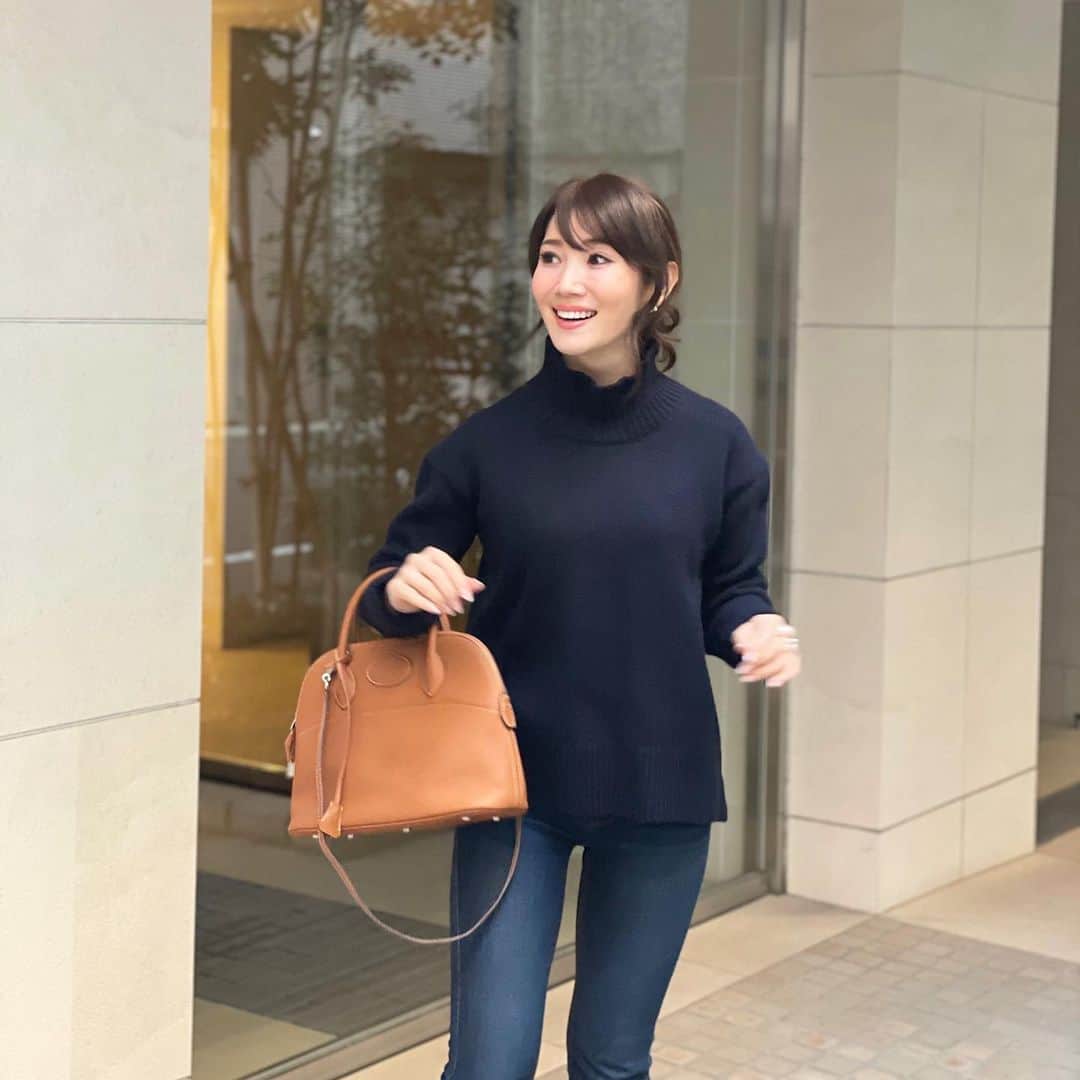吉田美紀さんのインスタグラム写真 - (吉田美紀Instagram)「・ ・ クリスマスが終わり2020年もラストスパート･:*+. ・ 水まわりだけまだ終わっていない大掃除。 今日やろうと思っていたけれど 明日でま、いっか^ ^ ・ シンプルなデニムコーデ。 バックスリットがポイントのハイネックニットは 厚みもあってあったか˚✧₊⁎ ・ tops→#lialapg  denim→#zara coat→#fendi shoes→#pellico bag→#hermes ・ #coordinate #outfit #ootd #look #style #fashion #wardrobe #instagood #instafashion #コーディネート #ファッション #ママファッション #ママコーデ #ママコーディネート」12月26日 15時22分 - miki__yoshida