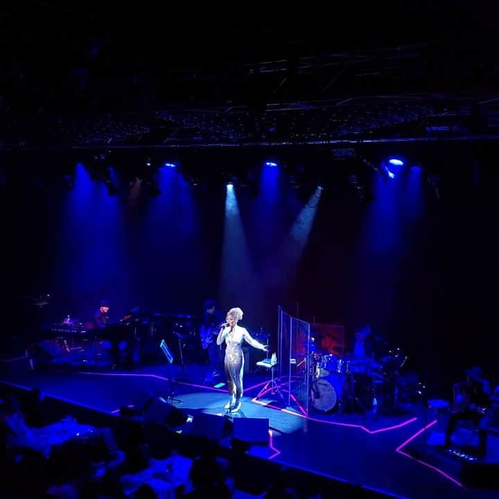 Crystal Kayのインスタグラム：「Merry Christmas ❤️🎄💙🎁🎅☃️🤶  イブとクリスマスを地元横浜 @billboardlive_yokohama でクリスタルクリスマスファイナルを無事迎えられました。本当に楽しかった。そして本当にみんなに会えてよかったー❤️クレイジーな状況の中で皆さん足を運んでくれてありがとうございます。みんなの笑顔(マスク越しのw)見れて、ラウド手拍子聞けて、幸せでした。一緒に今年をハッピーに締めくくれて嬉しすぎた今回のライブ。バンドも本当に頑張ってくれました！！感謝しかないっす！！本当にありがとう！みんな最高でした😭❤️  ビルボードの皆様も対策もしっかりで、ありがとうございました！！  来年もできますように✨  明日は @dj_swing_jpn と楽しいサンデーブランチライブDJミックス配信するよ‼️ ２部やります！  13時〜14時 と 21時〜22時！！ 彼のYouTubeチャンネルからと私のインスタから配信します！！ストーリーズにリンク貼るね💕  明日もホリデー気分でまったりと楽しみましょう💙  So grateful for such a festive live eve and Christmas. Thankyou to all who came out to the show in the midst of this craziness in the world. Reminded me of how much I love to perform for yall and how important human connection is especially through music!! Huge thanks to my amazing band for giving it their all and also to @billboardlive_tokyo @billboardlive_osaka  and @billboardlive_yokohama for taking covid precautions and safety measures seriously. Was the perfect way to spend Christmas ❤️  Tomorrow I will be doing A SUNDAY BRUNCH LIVE MIX SET  stream with @dj_swing_jpn! WE'RE DOING TWO SETS FOR THOSE OF YOU IN THE US AND EUROPE! MAKE SURE YOU SET YOUR TIME SO U DON'T MISS IT! IT'S GONNA BE A CELEBRATION OF THE HOLIDAYS PLUS MY OLD SONGS BECOMING AVAILABLE FOR STREAMING 😂🎉🎉🎉🎉  It'll be from swings YouTube channel :  https://youtube.com/c/SaekickTV  and my ig live🎊🍾❤️  SUNDAY(SATURDAY NIGHT FOR MANY) 27TH OF DECEMBER!  1PM - 2PM JST 9PM - 10PM JST  COME PARTY WITH US!」