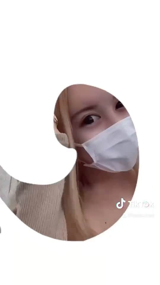 のインスタグラム：「明るい色と暗い色どっちが良いかな？🥰 どっちにしても髪の毛サラサラに仕上げてくれるので感謝🥺💕 @shibuya_e」