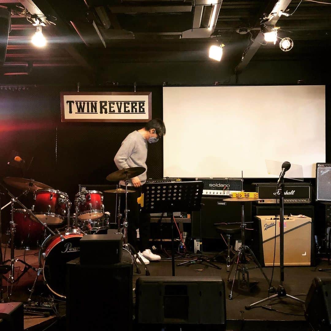 のインスタグラム：「今夜は江坂ツインリバーブにてギターパンダライブです。18時30分/19時、3500円+D/3800円+D。共演は大島賢治。お近くの方は慎重に会いにきてアイニージュー！」