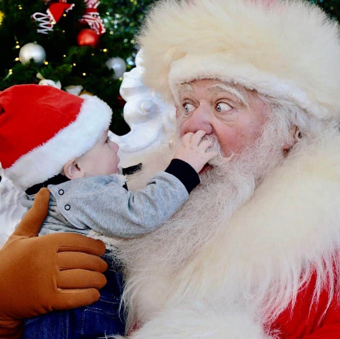 ジョン・ステイモスさんのインスタグラム写真 - (ジョン・ステイモスInstagram)「#MerryChristmas  Billy giving Santa his own special COVID test.」12月26日 15時26分 - johnstamos