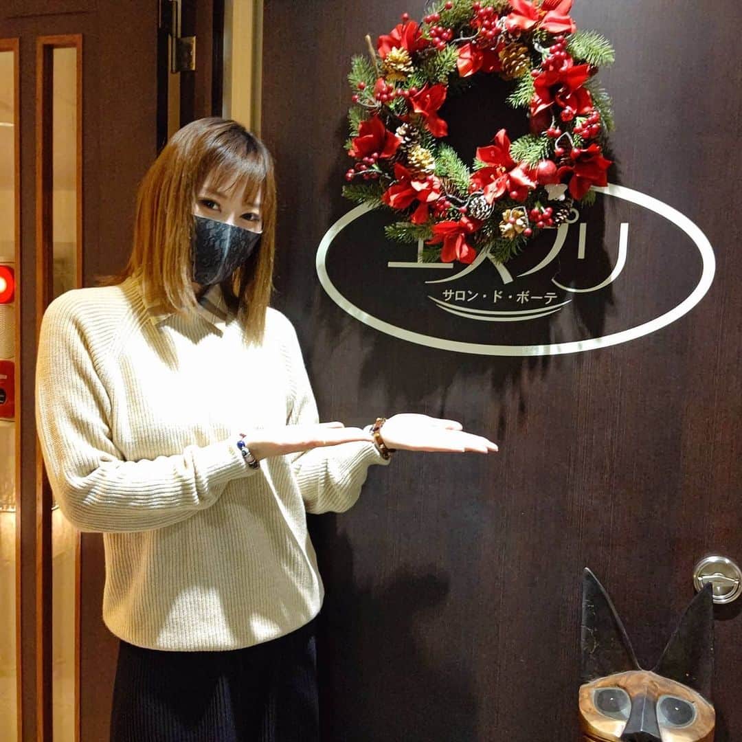 松浦麻里奈のインスタグラム：「マグニート 痩身マシーンと、 深部リンパ節 開放マッサージしに、 オリエンタルエステ エスプリ銀座店 @esprit.ginza　に😽🌸  マグニート？？って皆何だろうと思うけど、  筋肉を鍛えながら身体を燃やす、 EMS運動とは全く違う電磁界という強力な磁気の力で 筋肉内部にあるインナーマッスルを直接動かしてくれる！！  短時間で筋肉と緩み同時にアプローチ😁🌱  ビリビリとか、痛苦しいとかは一切なく 寝ていられる程、心地よかった🤗✨  その前にマッサージするんだけど 普通のリンパマッサージではなく、 ゴリゴリと筋肉内部の深層リンパを刺激し、 血流やリンパの流れを改善してくれるマッサージ😁🌸  あたしは、強さお任せでハンドマッサージ🌷 痛いとこはコリがかなりあったってこと(◕દ◕)  足、お腹、腕、背中、しっかりとほぐして お尻ヒップはマグニートでケア！！  終わったあとはスッキリ！！ ムービー🎥2.3枚目✨  #オリエンタルエステエスプリ #銀座エステ #マグニート #深部リンパ節開放 #脚痩せエステ #痩身エステ銀座 #pr #マグニート痩身 #痩身マシーン#美容#クリスマス#🎄 #beautycare#beautySALON#マッサージ#ハンドマッサージ #リンパマッサージ#銀座#インナーマッスル#ems#ダイエット #diet#ダイエット部 #フェイシャルエステ#痩身エステ #エステ#美容好き」