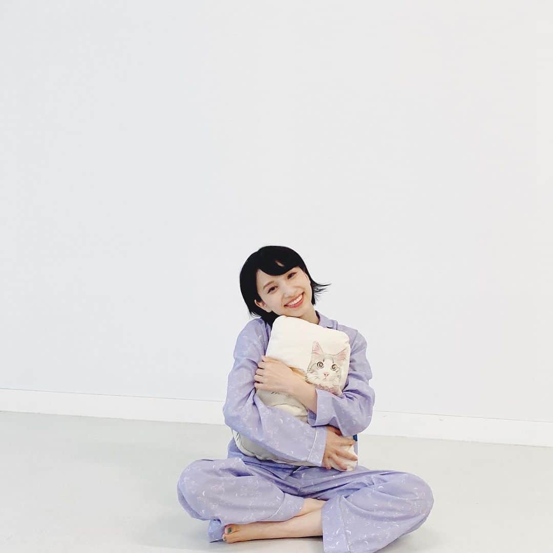 谷奥えまのインスタグラム：「今年もお世話になりました🐈🐈　 mmtsパジャマがめっちゃかわいい♡」