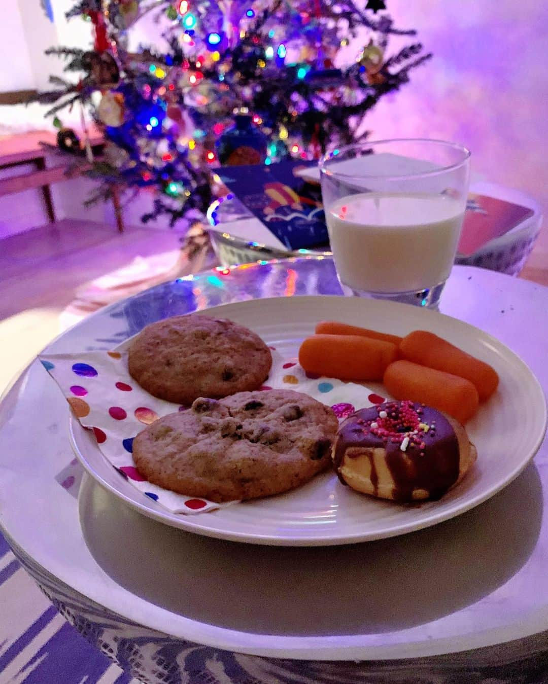 Ilana Wilesさんのインスタグラム写真 - (Ilana WilesInstagram)「Another Wiles family Christmas on the books! As always, Harlow put herself in charge of cookies and milk for Santa, which included the most adorable request to wear a mask when he came inside. She also wrote a note for Frankie saying that she is a good puppy and deserves a treat. And she volunteered to read ‘Twas the Night Before Christmas to everyone before bed, which was a pretty big deal. I am so proud of how her confidence in reading and writing is growing. The other notable part of our Christmas was MAZZY, who had the new role of keeping the magic alive. After “the incident” and “the talk,” MAZZY got to work by pulling up the Santa tracker online, calling the kids over and keeping them updated all night. After they went to bed, she set up her camera and somehow managed to capture a photo that looks like it might be Santa leaving presents under the tree 😱 And this morning, there was a surprise drawing from Santa where the cookies had been. “Did you draw this?” Harlow asked me. “Nope. I swear. I did not. I’ve never even seen it before.” That was the truth. I have more to say about Mazzy’s discovery (which I was ready for) and a scarily close call with Harlow (which almost broke my heart.) It all got me thinking about what Christmas will mean to my family beyond the Santa years. It’s still a new holiday for us and maybe the true meaning (like they say in all the movies!!!) is something we still need to learn.」12月26日 15時39分 - mommyshorts