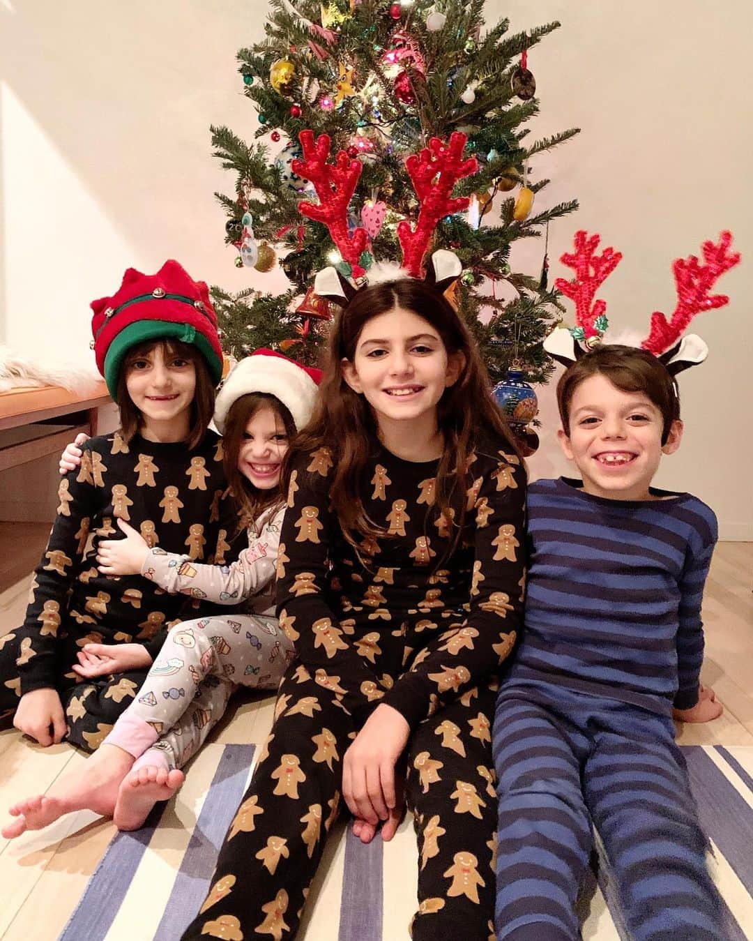 Ilana Wilesさんのインスタグラム写真 - (Ilana WilesInstagram)「Another Wiles family Christmas on the books! As always, Harlow put herself in charge of cookies and milk for Santa, which included the most adorable request to wear a mask when he came inside. She also wrote a note for Frankie saying that she is a good puppy and deserves a treat. And she volunteered to read ‘Twas the Night Before Christmas to everyone before bed, which was a pretty big deal. I am so proud of how her confidence in reading and writing is growing. The other notable part of our Christmas was MAZZY, who had the new role of keeping the magic alive. After “the incident” and “the talk,” MAZZY got to work by pulling up the Santa tracker online, calling the kids over and keeping them updated all night. After they went to bed, she set up her camera and somehow managed to capture a photo that looks like it might be Santa leaving presents under the tree 😱 And this morning, there was a surprise drawing from Santa where the cookies had been. “Did you draw this?” Harlow asked me. “Nope. I swear. I did not. I’ve never even seen it before.” That was the truth. I have more to say about Mazzy’s discovery (which I was ready for) and a scarily close call with Harlow (which almost broke my heart.) It all got me thinking about what Christmas will mean to my family beyond the Santa years. It’s still a new holiday for us and maybe the true meaning (like they say in all the movies!!!) is something we still need to learn.」12月26日 15時39分 - mommyshorts