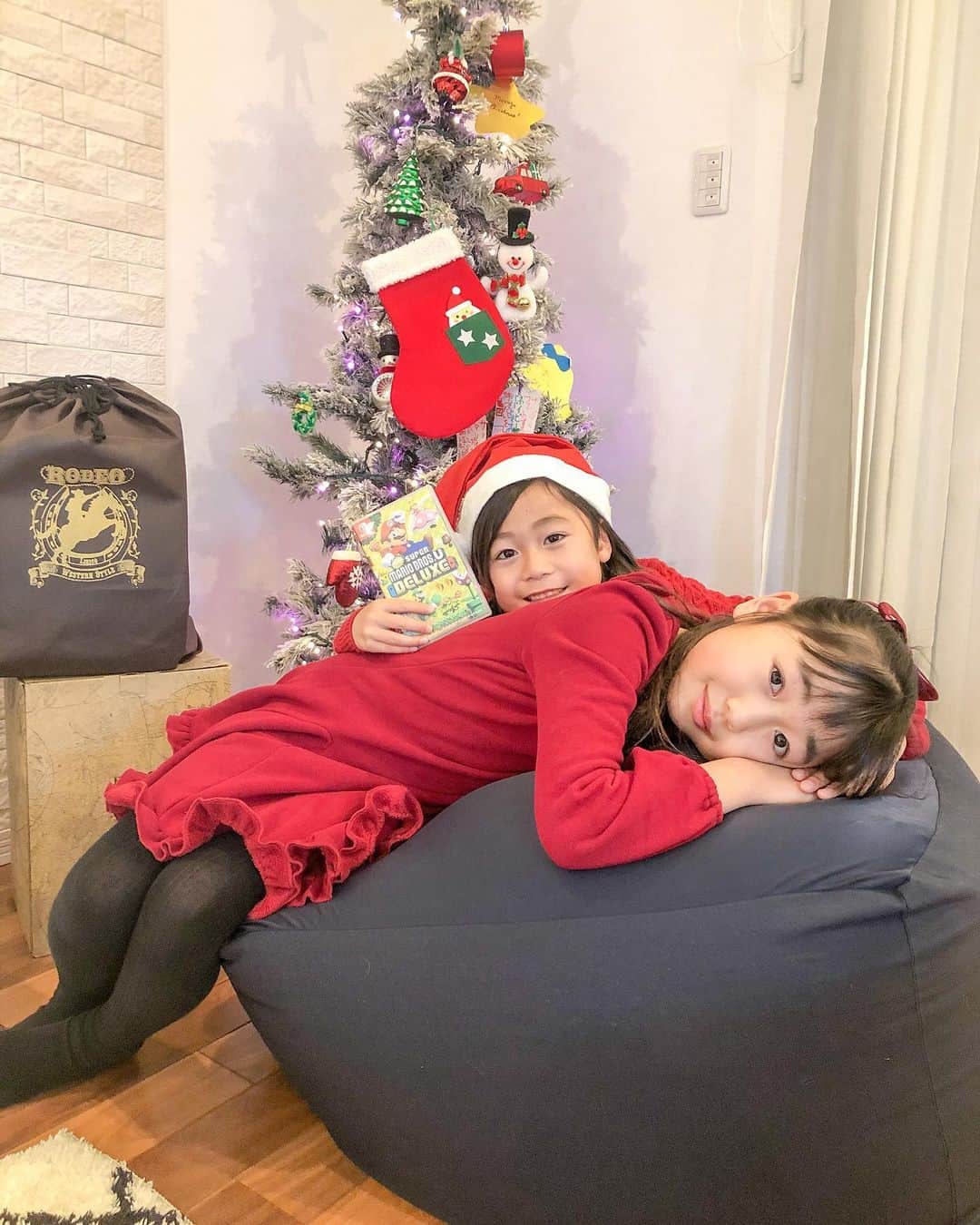 かなのインスタグラム：「． 今年も無事に🎅🏻さん来ました🥺🎁💕 ぜーんぜん言う事聞いてくれなかったけど(笑) 優しいサンタさんでよかったね🥺💖 ． 杏奈は無印のソファ🛋 チョイスが大人🤣かなり実用的🥰 りきとはSwitchのマリオブラザーズでした🎮 もうすっかりゲームの虜🧞‍♂️ ． ． #クリスマス#クリスマスプレゼント#クリスマス2020#サンタさんからのプレゼント#人をダメにするソファ#スーパーマリオブラザーズ#xmas#cristmas#cristmaspresent#xmastree#santaclaus#cristmastree#switch」