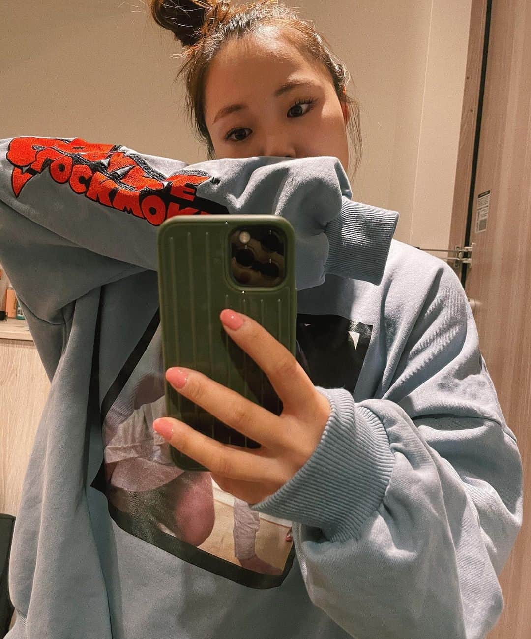 sayocoのインスタグラム：「iPhoneケースはRIMOWAにした📱🥑🧡 トップスはヘビロテしてるjouetie✌️ #iPhone12pro」
