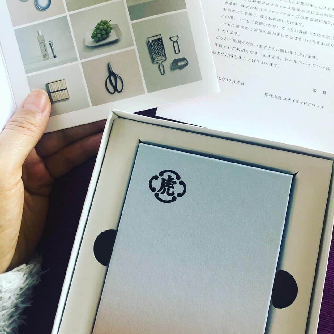 阿部洋子さんのインスタグラム写真 - (阿部洋子Instagram)「🎁 きのう、Xmasに届いてた！ #お歳暮  毎年ありがとうございます🎶  #present #虎屋 #とらや #gift  #thankyou」12月26日 15時35分 - hirocoring