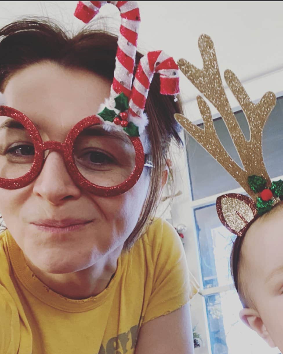 カテリーナ・スコーソンのインスタグラム：「I’m pretty sure sparkling headgear was what the Godhead had in mind when He/She/They decided to incarnate. How else would you appropriately express delight and gratitude for the very fact of ones’ manifest existence? Sparkling head gear seems right. Thank you Godhead. Thank you humans. #celebrate 🎄❤️✨」
