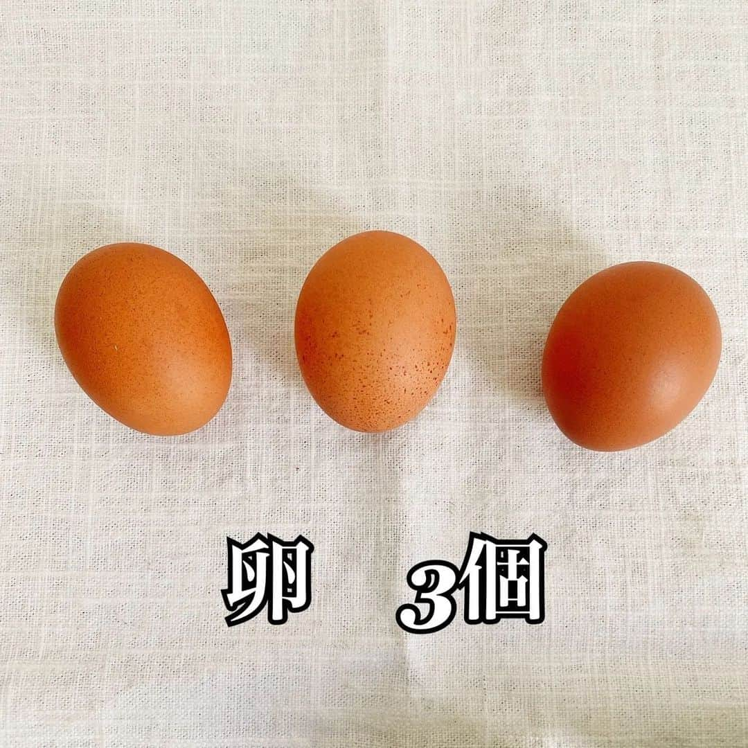 4yuuu!さんのインスタグラム写真 - (4yuuu!Instagram)「. 揃えるのは「卵🥚」のみ👆 材料1つでホールケーキが作れたら、 チャレンジしたくなりませんか❓  作る工程も簡単💕 早速作ってみた様子をご覧ください👀  【材料】(ケーキ型 直径12cm) 卵　3個  お好みで　お砂糖  【作り方】 ①卵を卵黄と卵白に分ける ②卵白を泡立てる 今回は電動ミキサーを使用しましたが、泡立て器でもOK！ ③卵黄と卵白を混ぜる かき混ぜた卵黄に泡立てた卵白を“数回に分けて”入れましょう♪ ④オーブンで焼く オーブン(180度)で約15〜20分焼きます。 ※お使いの機器によって熱の通り具合が異なるので、様子を見つつ時間は調整してくださいね♪  砂糖を入れていないので、ケチャップ等をかけておかずケーキとしても楽しめます❗️ アレンジで、あらかじめ砂糖を入れて焼いたり、 ホイップクリームを添えたりスイーツとして楽しむのも💯💕  時間が立つとしぼんでしまうので、完成したらすぐに食べることをおすすめします😘  #4yuuu #おやつ作り #アフタヌーンティー #甘いもの #甘いもの大好き #子どものいる暮らし #子供のいる生活 #インスタ映え#sns映え#料理好きな人と繋がりたい #簡単レシピ#スイーツ女子#アレンジ#おやつ作り#簡単お菓子 #簡単おやつ#グルメ#グルメ好きな人と繋がりたい #グルメ女子 #グルメな人と繋がりたい#ケーキ#アレンジ#ケーキ作り #アレンジレシピ #時短レシピ #時短#時短料理#ホールケーキ#卵#たまご#玉子#ケーキ#おかず」12月26日 15時41分 - 4yuuu_com