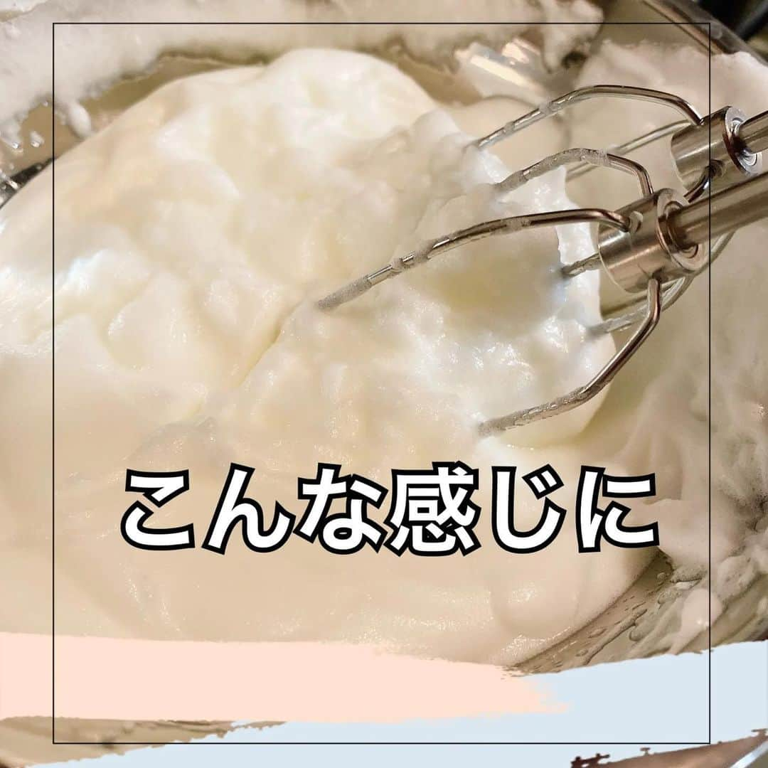 4yuuu!さんのインスタグラム写真 - (4yuuu!Instagram)「. 揃えるのは「卵🥚」のみ👆 材料1つでホールケーキが作れたら、 チャレンジしたくなりませんか❓  作る工程も簡単💕 早速作ってみた様子をご覧ください👀  【材料】(ケーキ型 直径12cm) 卵　3個  お好みで　お砂糖  【作り方】 ①卵を卵黄と卵白に分ける ②卵白を泡立てる 今回は電動ミキサーを使用しましたが、泡立て器でもOK！ ③卵黄と卵白を混ぜる かき混ぜた卵黄に泡立てた卵白を“数回に分けて”入れましょう♪ ④オーブンで焼く オーブン(180度)で約15〜20分焼きます。 ※お使いの機器によって熱の通り具合が異なるので、様子を見つつ時間は調整してくださいね♪  砂糖を入れていないので、ケチャップ等をかけておかずケーキとしても楽しめます❗️ アレンジで、あらかじめ砂糖を入れて焼いたり、 ホイップクリームを添えたりスイーツとして楽しむのも💯💕  時間が立つとしぼんでしまうので、完成したらすぐに食べることをおすすめします😘  #4yuuu #おやつ作り #アフタヌーンティー #甘いもの #甘いもの大好き #子どものいる暮らし #子供のいる生活 #インスタ映え#sns映え#料理好きな人と繋がりたい #簡単レシピ#スイーツ女子#アレンジ#おやつ作り#簡単お菓子 #簡単おやつ#グルメ#グルメ好きな人と繋がりたい #グルメ女子 #グルメな人と繋がりたい#ケーキ#アレンジ#ケーキ作り #アレンジレシピ #時短レシピ #時短#時短料理#ホールケーキ#卵#たまご#玉子#ケーキ#おかず」12月26日 15時41分 - 4yuuu_com