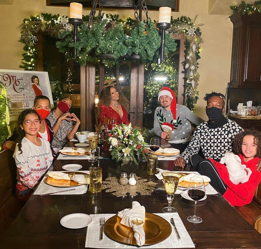 マライア・キャリーのインスタグラム：「Merry Christmas II You !!! Love you Lambily!!!! 🎄♥️⛄️🌎‼️」