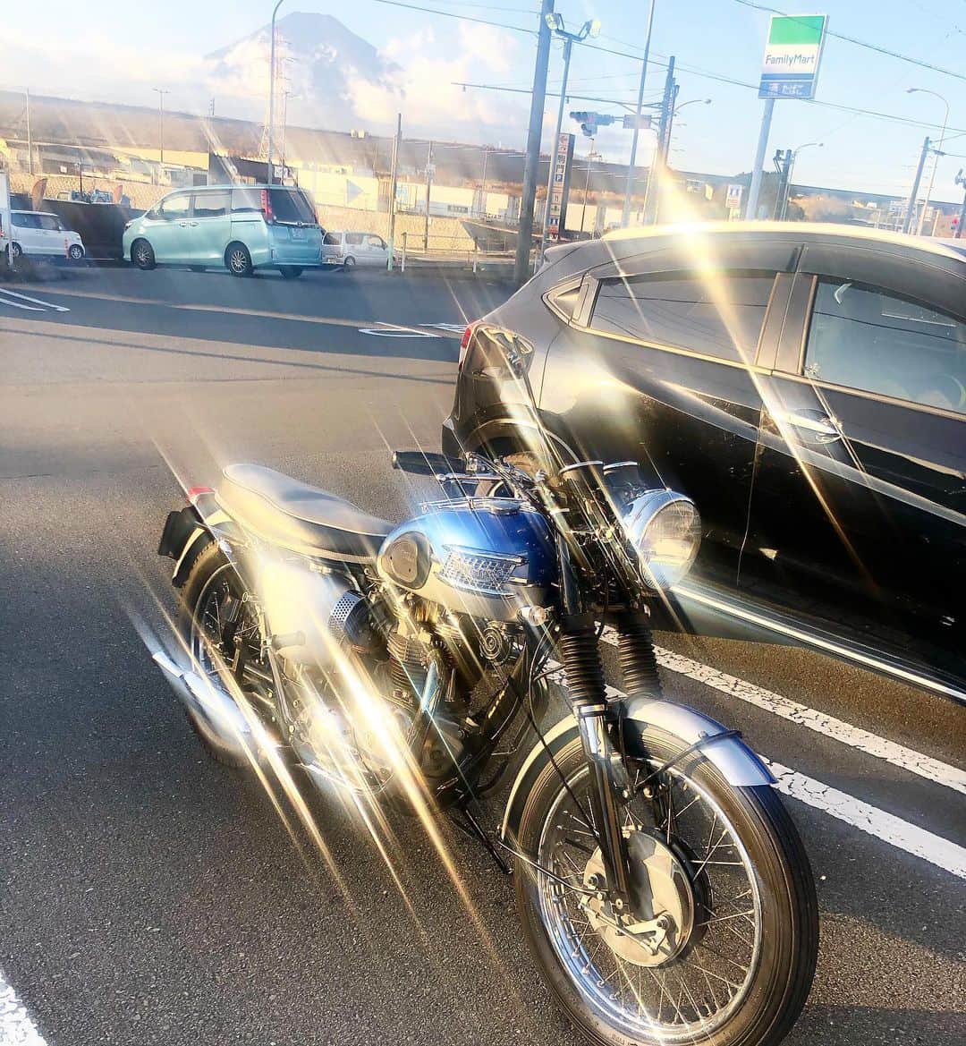 のインスタグラム：「富士山とトラ。 #triumph #t120 #bonneville #bonnie #britbike #britishmotorcycles #classicmotorcycles #lewisleathers #madeinengland #rockers  #caferacer #tonupboys #triumphmotorcycles #vintagetriumph #manga #japanesecomic #fashion #バイクメーン #ボニー #トライアンフ #ボンネビル #ロッカーズ #カフェレーサー #ルイスレザー #ビンテージトライアンフ」