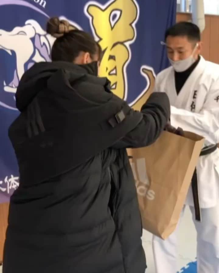 のインスタグラム：「先生に喜んでもらえて良かった🎁⛄️❤️ @adidastokyo @combatsportsaddict  #adidas #アディダス  #adidaskarate #Createdwithadidas」