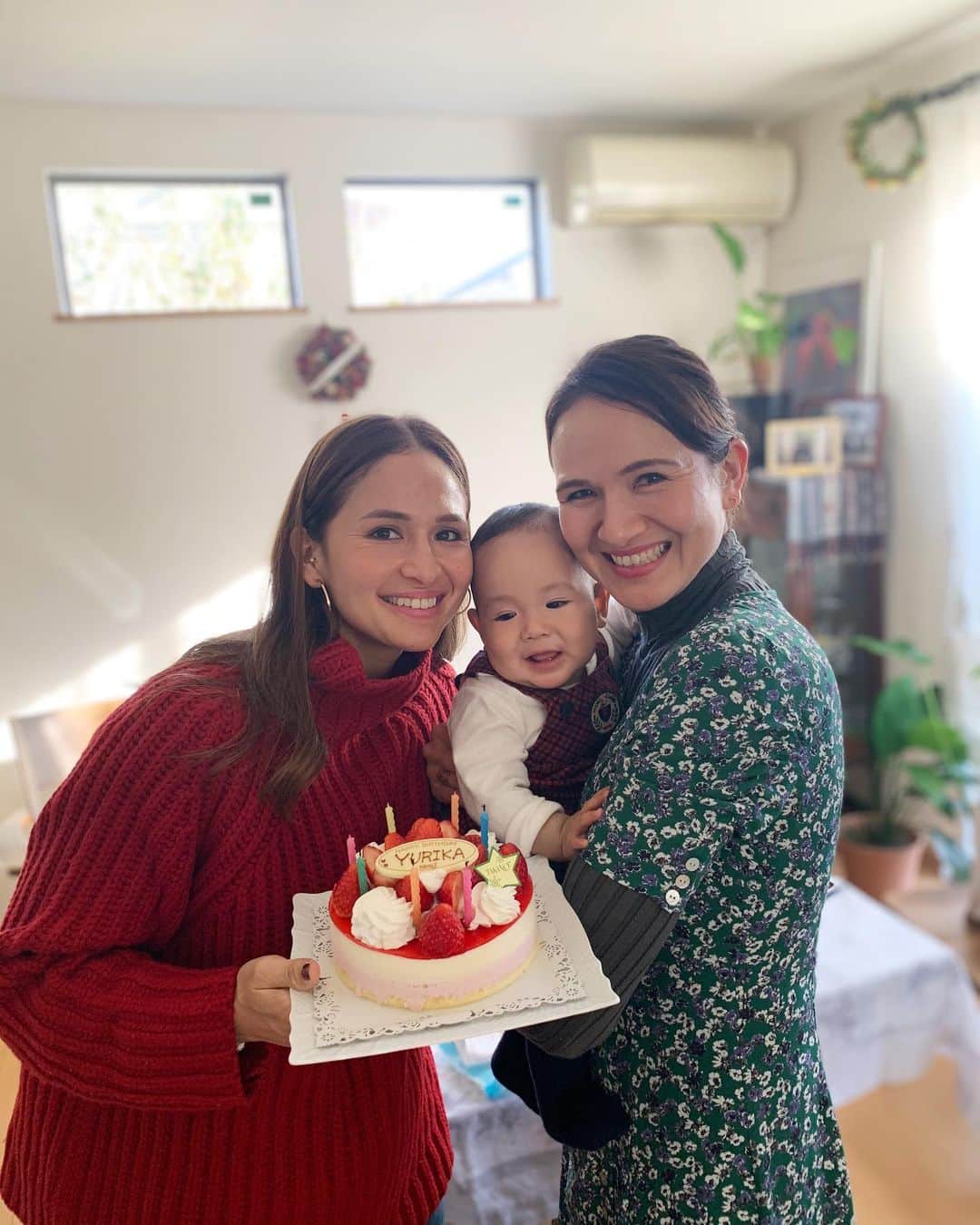 瀬間友里加のインスタグラム：「Merry Christmas 🎄 🎅 クリスマスと共にまた1つ歳を重ねました💕😊家族にお祝いしてもらい、幸せな1日を過ごすことができました✨昨日はメッセージもたくさんもらい嬉しかったです🥰今年は不安定な状況が続く中、初めての出産、そして育児の日々でしたが周りのサポートのおかげで元気に過ごすことができました✨健康でいることがいかに幸せなことなのかと思い知らさせる1年でした。今も医療機関でお仕事をされている方は大変な思いをしていると思います。2021年にはこの状況が良くなっていることを願い日々を大切に大事に過ごして行きたいと思います✨#merrychristmas #happybirthday #happytime #誕生日 #sister」