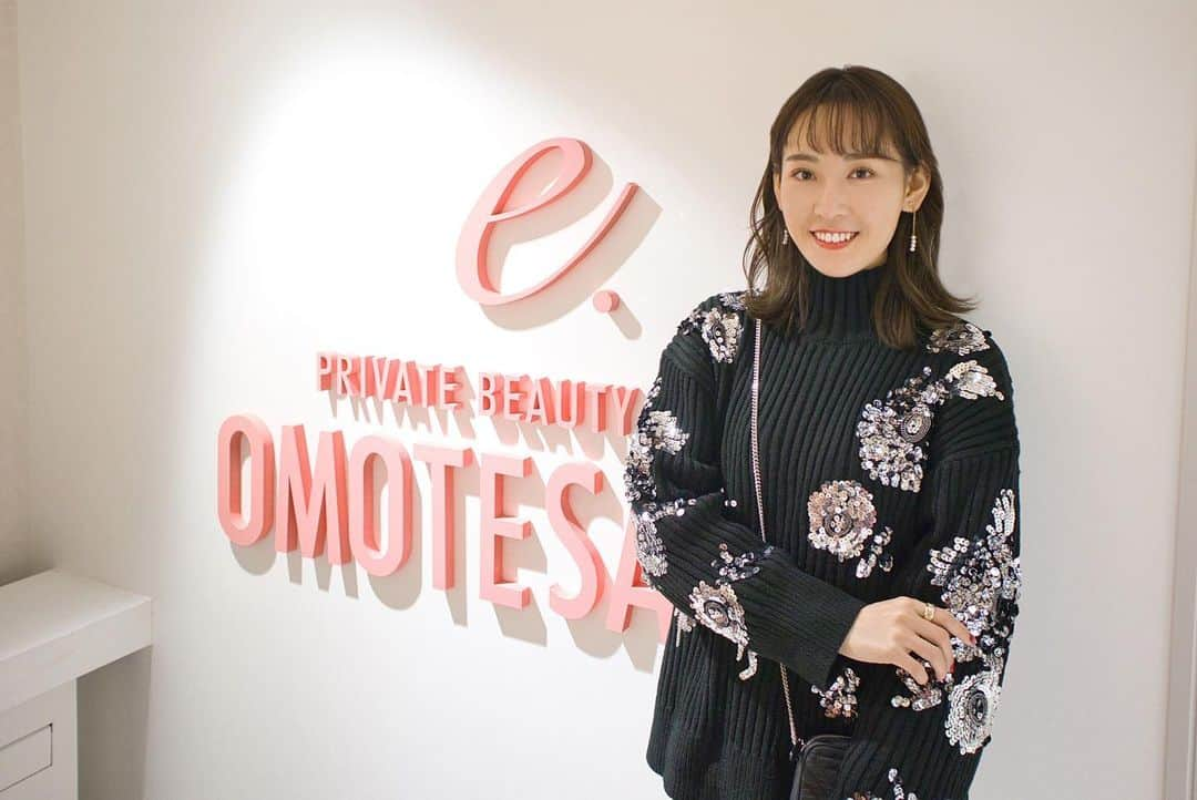 高橋晴香さんのインスタグラム写真 - (高橋晴香Instagram)「先日、@e.pbs_omotesando にて最新美容機器ニードレスインジェクターを受けに行ってきたよ💆‍♀️﻿ ﻿ ﻿ 針を使わず、お肌の皮下3mmまで美容成分を届けてくれるこちらの施術✨﻿ ﻿ ﻿ 首から始まって目元周り、頭皮までやってくれて🎵﻿ ﻿ ﻿ 音聞くと凄いけど、風圧がきてるだけで針無しだから全然痛くなかった🙆‍♀️﻿ ﻿ ﻿ 痛く無くてダウンタイムが無いから通いやすいかも👌﻿ ﻿ ﻿ 場所も表参道駅からすぐだからアクセスも良いし💕﻿ ﻿ ﻿ 続けてやっていくと、赤ちゃんみたいな艶々モチモチ肌になれるみたいだからまた定期的に行きたいな👩❤️﻿ ﻿ ﻿ ﻿ #肌ケア #肌メンテナンス #美容 #beauty #北青山 #表参道 #エステ #エアー注射 #針無し注射 #ニードレスインジェクター #ヒト幹細胞 #ヒト幹細胞培養液 #ヒト幹細胞エステ #ヒアルロン酸 #プラセンタ #肌再生 #リフトアップ #モチモチ肌 #毛穴レス肌 #最新美容機器 #若返り #完全個室 #プライベートサロン #隠れ家サロン﻿」12月26日 16時03分 - haruka_takahashi0127