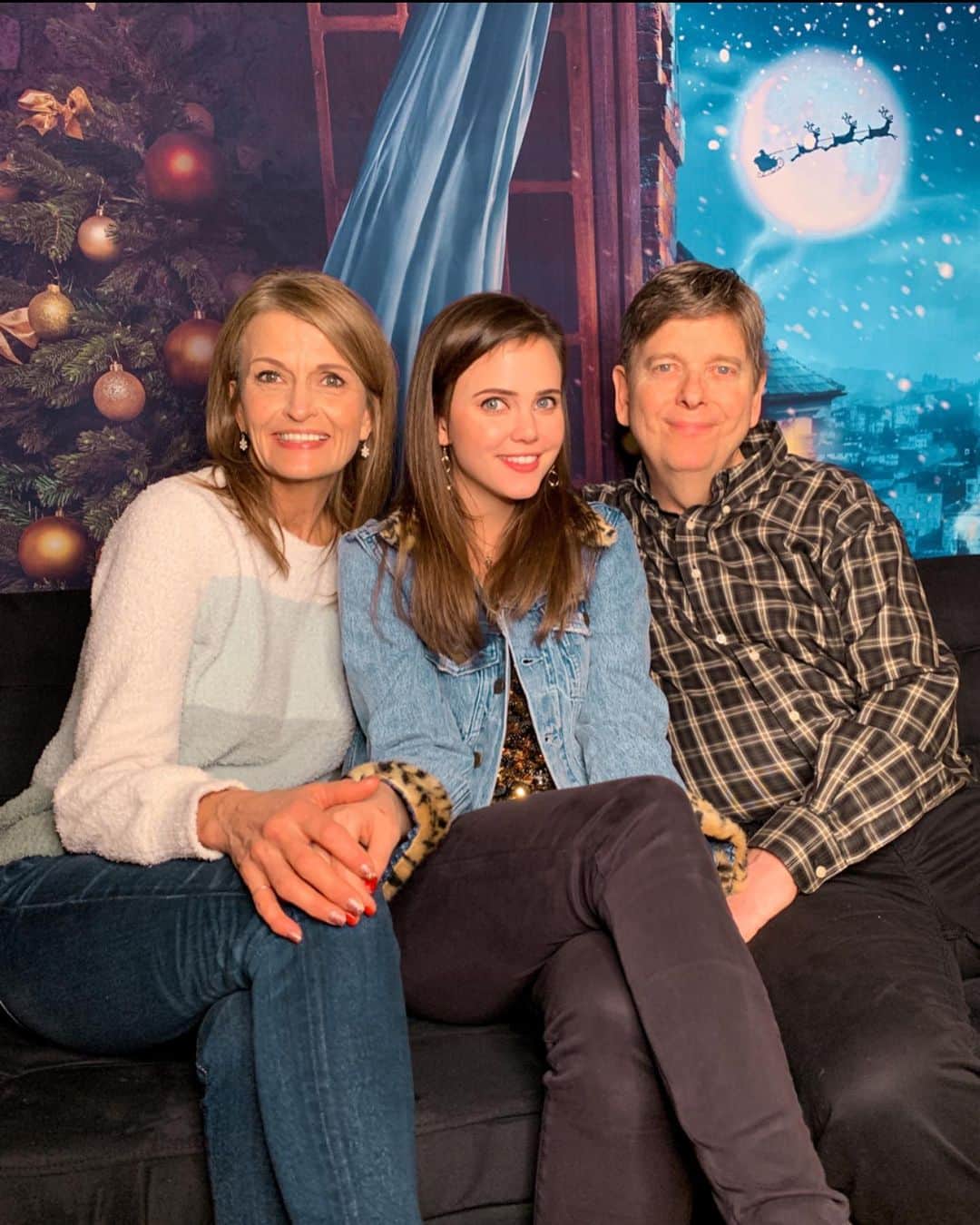ティファニー・アルボードのインスタグラム：「2019 to 2020. - Christmas will never be the same, but neither will life be. ❤️ #missyoudad  - All I’ve known of life has forever changed & it’s hard accepting the new reality. it’s crazy how one person can make ALL the difference, & I don’t say that lightly.. on a soul level life (& everything) has entirely shifted. 😔❤️ - Last year was quite the opposite. We were Merry, dancing around, celebrating, present; we had it all.. unaware of what this year held. - Today while still full of love was also full of the absence of my dad. We went to his gravesite, we sang him a song; and we all squatted like he’d always do (because of his pain).  - I miss you dad. Hope you get to celebrate in heaven when we celebrate & miss you. ❤️🙏」
