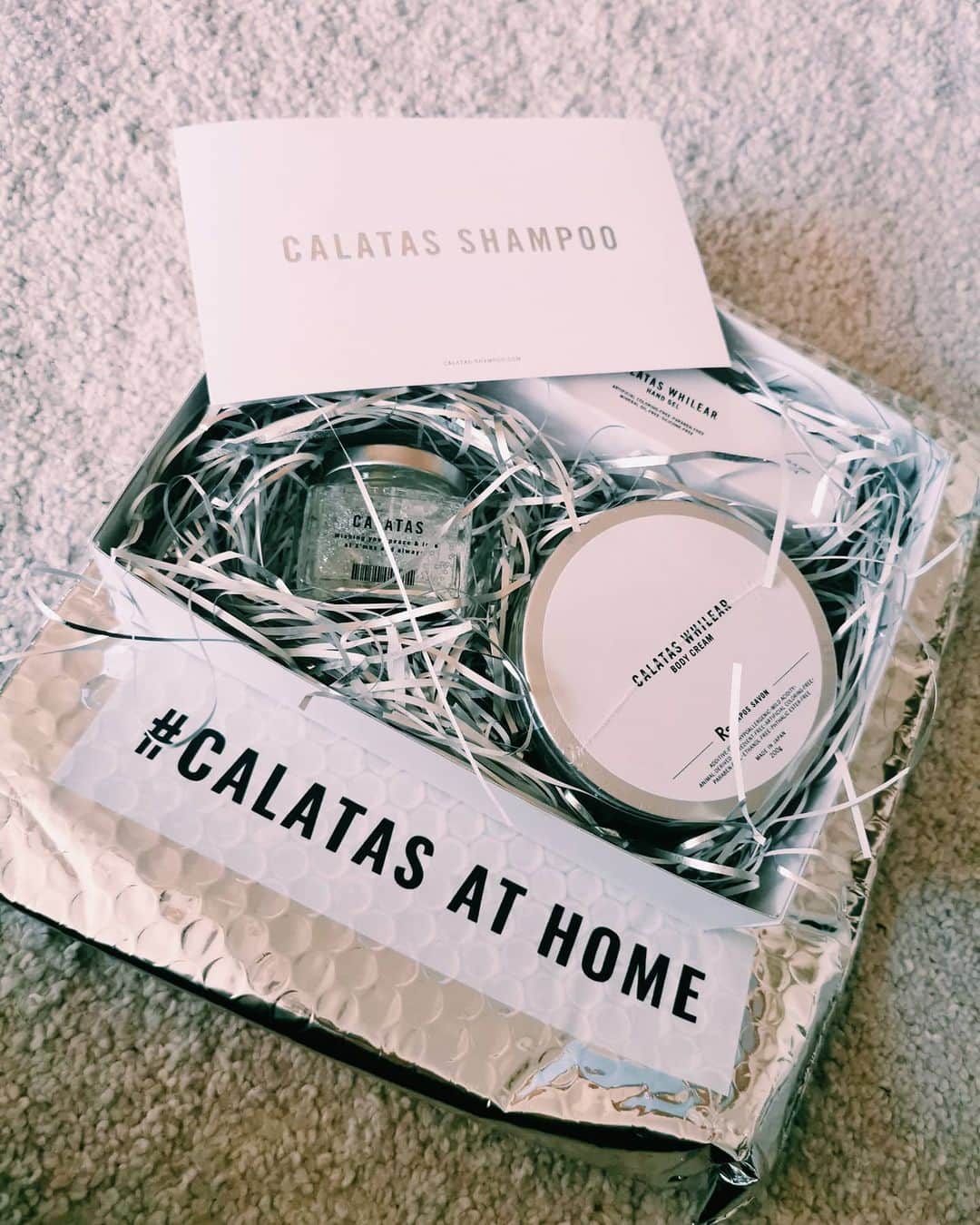 脇田恵子のインスタグラム：「Christmas gift from @calatas_official. この時期マストでほしいくなるキャンドルがセット😇 今日ちょうど買いに行こうと思ってたところだったから嬉しい😘」