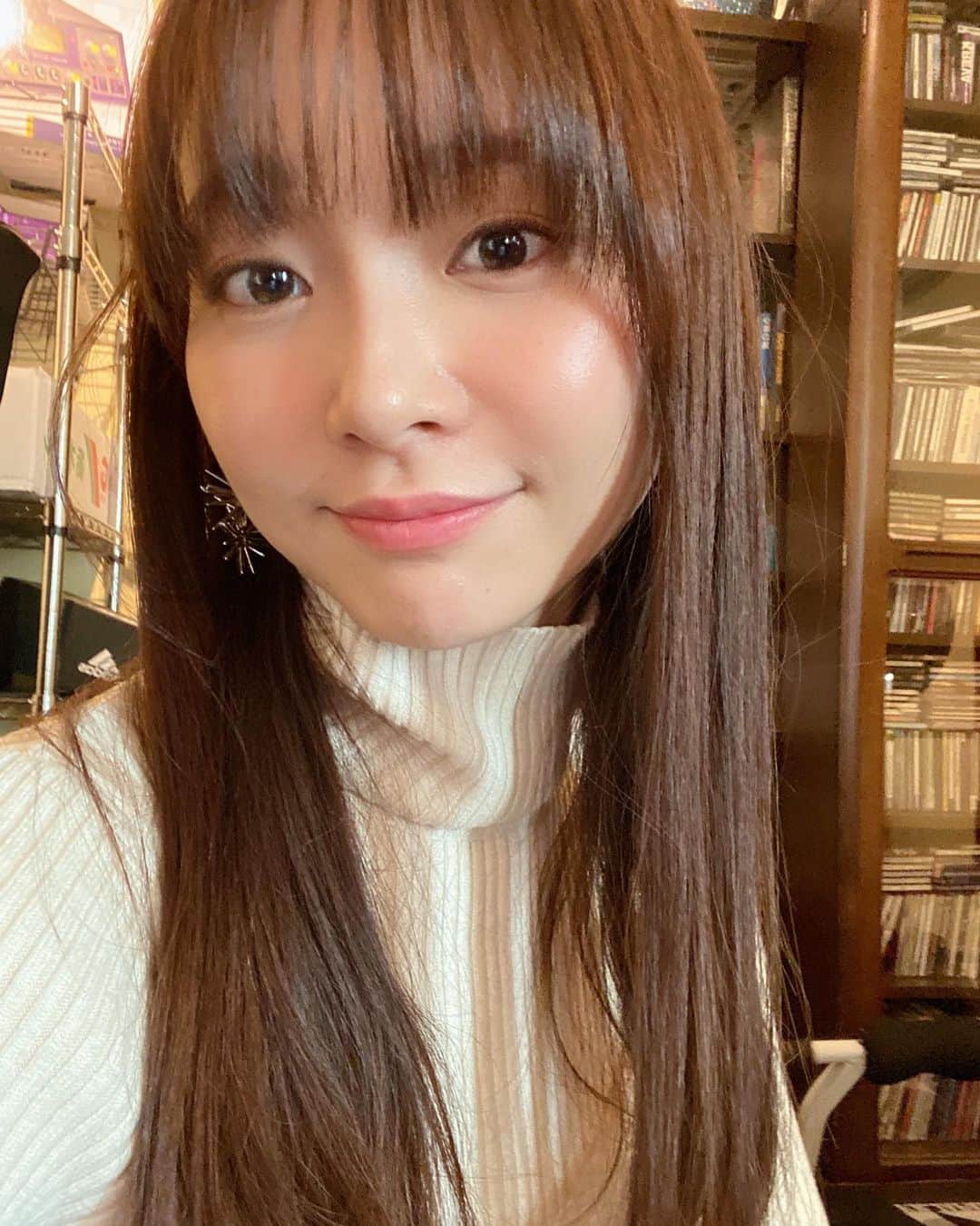 葉月祥子のインスタグラム：「『甘い土曜日』『SUNDAY』の2曲が、iTunes,Apple music他各種配信サイトにて配信されました🥲🎉﻿ ﻿ (詳しくはプロフィールのリンクからご覧下さい♪🙇‍♀️)﻿ ﻿ ﻿ ダウンロードしてくださった皆様ありがとうございます🧚🏻‍♀️✨メッセージも沢山嬉しかったです🥲❣️﻿ ﻿ ﻿ 初めて作メロ、作詞に挑戦して一から作り上げた曲なので、本当に本当に嬉しいです🥲❣️﻿ ﻿ ﻿ ﻿ そして何と配信サイトによる日本のhouse部門で3位にランクインしていました🎉🥲✨✨﻿(なんと昨日は2位だったみたいです😳) ﻿ ﻿ ﻿ び…びっくり。。。﻿ ﻿ ﻿ ﻿ 本当にありがとうございます❣️﻿ ﻿ ﻿ ﻿ ﻿ ﻿ 今日は新しい楽曲制作の一日⭐️﻿ ﻿ ﻿ 頑張ります！！﻿ ﻿ ﻿ ﻿ #stugio # music #fragrance #音楽 ﻿ #音楽好きな人と繋がりたい #フレグランス #フレグラ #甘い土曜日 #sunday ﻿ #jpop #housemusic」