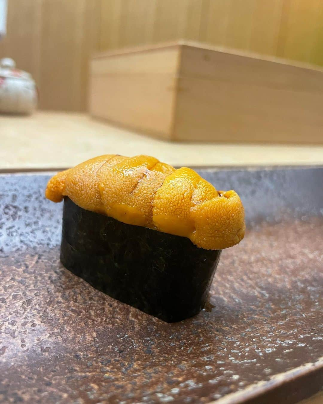 伊東亜梨沙さんのインスタグラム写真 - (伊東亜梨沙Instagram)「ずっと行ってみたかったすし匠🍣 つまみが美味しくて🍶が止まらなくなりました😚笑 握りのみよりつまみ多いと嬉しい派🙋‍♀️ . 握りもどれも美味しかったけど追加で頼んだあん肝が優勝🏅🏅 あん肝と白子は神だよね。 また行きたい👼 . . てかローズアザレのピコタン可愛すぎん？💗💗 . . #すし匠 #寿司 #鮨 #sushi #🍣 #東京グルメ #tokyogourmet #foodie #foodstagram #予約困難店 #ありログ #louisvuitton #ピコタン #hermes #picotin」12月26日 16時08分 - arisa__917m