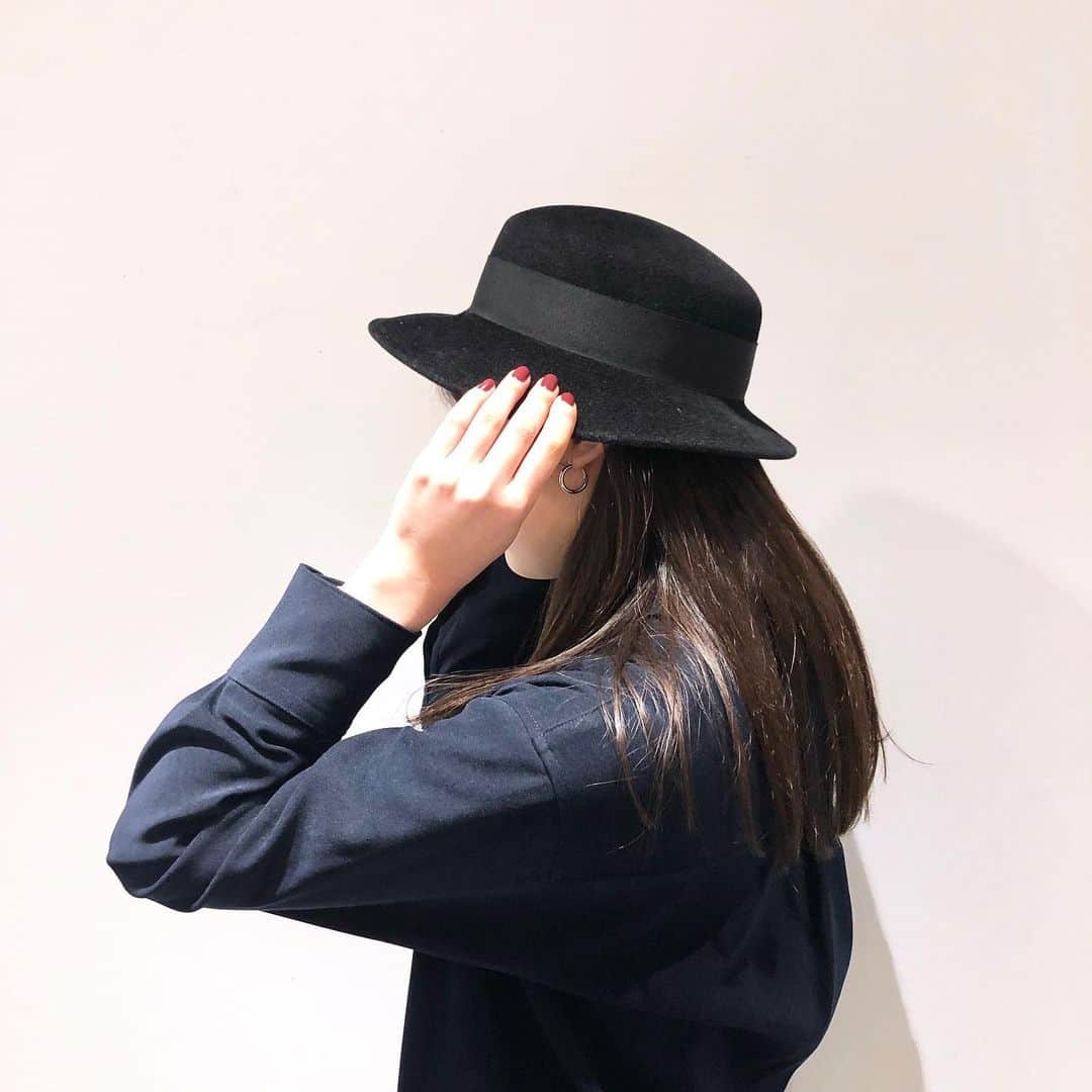 BEAMS JAPANさんのインスタグラム写真 - (BEAMS JAPANInstagram)「＜maxim × BEAMS JAPAN＞ 神戸の老舗帽子ブランドである＜マキシン＞ とのコラボにより誕生した別注アイテム。  一つ一つ職人の手作業により作られた帽子は クラシカルなデザインを現代に合うよう落とし込んだ モダンで使いやすい逸品です。  その日のスタイリングを格上げする、 老舗がつくる帽子の存在感を 是非お楽しみください。  今回はハット、キャップ、ベレー帽の3種類をご用意。 店頭ではご試着も出来ますので、 是非お気軽にご来店、お問い合わせくださいませ。  ▼maxim 1940年創業の婦人帽子専門店。 maximの社名からあるように、最上をかかげ 最良の素材・最上の技術・最大のホスピタリティを持って こだわりのある帽子作りを続けています。 すべての工程において、 帽子職人により手作業で仕上げられ、 アトリエではヴィンテージのクラシカルミシンを使って縫製を行い、 神戸マダムのあこがれとして根強い人気を誇っています。  BEAMS JAPAN 1F ☎︎ 03-5368-7314 #beams  #beamsjapan  #beamsjapan1st  #limitededition #glove#madeinjapan #maxim#kobe #ビームスジャパン #日本製#マキシン#ハット #別注#限定#ラビットファー #フェルトキャップ#ベレー帽 #クラシックハット#帽子」12月26日 16時09分 - beams_japan