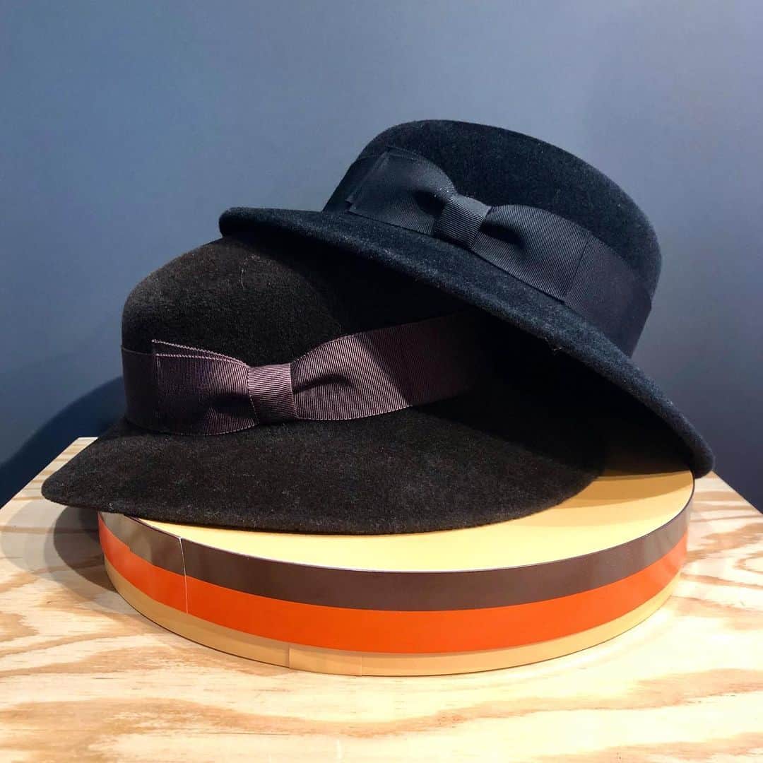 BEAMS JAPANさんのインスタグラム写真 - (BEAMS JAPANInstagram)「＜maxim × BEAMS JAPAN＞ 神戸の老舗帽子ブランドである＜マキシン＞ とのコラボにより誕生した別注アイテム。  一つ一つ職人の手作業により作られた帽子は クラシカルなデザインを現代に合うよう落とし込んだ モダンで使いやすい逸品です。  その日のスタイリングを格上げする、 老舗がつくる帽子の存在感を 是非お楽しみください。  今回はハット、キャップ、ベレー帽の3種類をご用意。 店頭ではご試着も出来ますので、 是非お気軽にご来店、お問い合わせくださいませ。  ▼maxim 1940年創業の婦人帽子専門店。 maximの社名からあるように、最上をかかげ 最良の素材・最上の技術・最大のホスピタリティを持って こだわりのある帽子作りを続けています。 すべての工程において、 帽子職人により手作業で仕上げられ、 アトリエではヴィンテージのクラシカルミシンを使って縫製を行い、 神戸マダムのあこがれとして根強い人気を誇っています。  BEAMS JAPAN 1F ☎︎ 03-5368-7314 #beams  #beamsjapan  #beamsjapan1st  #limitededition #glove#madeinjapan #maxim#kobe #ビームスジャパン #日本製#マキシン#ハット #別注#限定#ラビットファー #フェルトキャップ#ベレー帽 #クラシックハット#帽子」12月26日 16時09分 - beams_japan
