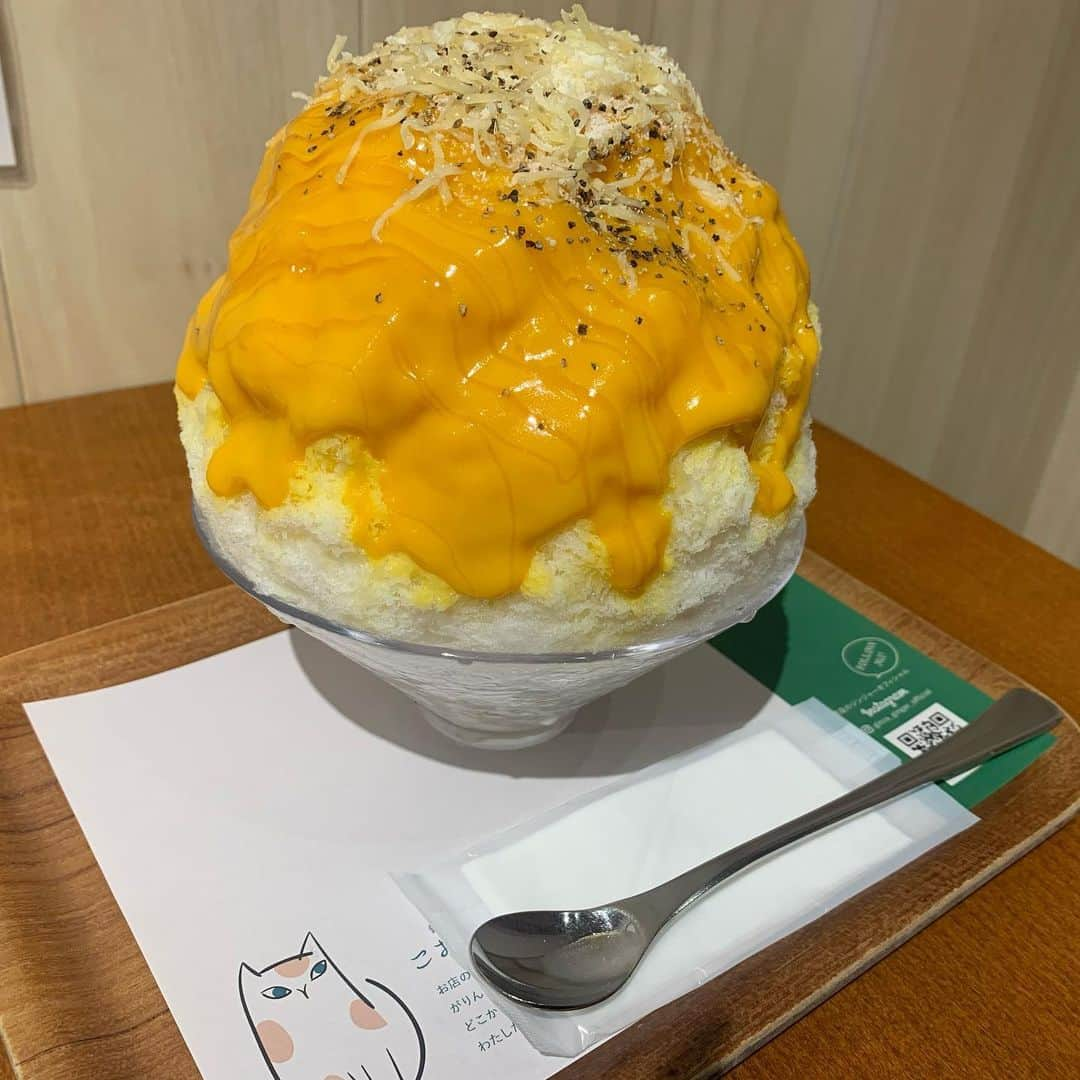 七海ティナさんのインスタグラム写真 - (七海ティナInstagram)「銀座のジンジャーさん🍧 . . . パンプキンとチーズと黒胡椒と蜂蜜 中身はナッツ(2回頼んだ) . フランボワーズエスプーマに生姜ベースの氷にイチゴジャム (エスプーマ別添え) . . お席は45分制ですが、3杯頂いたので半永久的にリミット伸びる伸びる。 そして、なによりここの🍧は氷ぎっしりで全ての量が多い。 控えめに言って最高です。 . . 1年ぶりでした。 . . #かき氷#かきごおりすと #銀座のジンジャー#銀座カフェ #銀座グルメ #かきごーらー」12月26日 16時11分 - tinaaaa1208