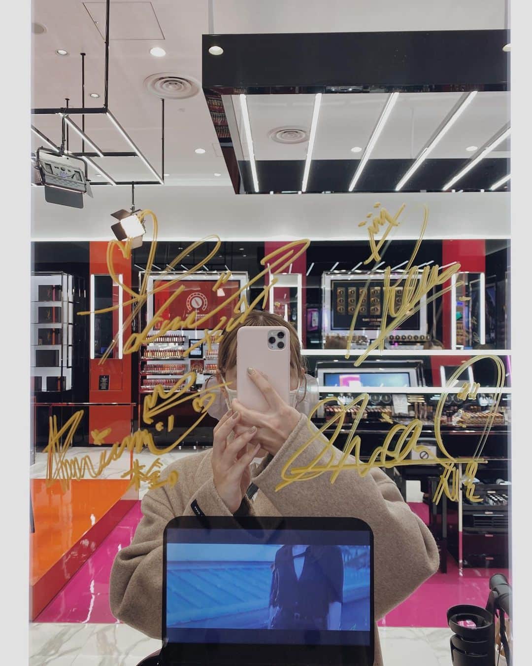 のインスタグラム：「💍. 渋谷PARCOのYSL、サインがあると聞いて.. 行ってしまった🤦🏻‍♀️ ⠀ メンバー使用アイテムとカラーの表があって すぐに紹介してもらえました🤣👌🏻 ベビーカー押しながらオロオロしてたけど 店員さんめちゃくちゃ優しくて女神かと思った.. チェキもあって娘大興奮🥲 ちなみに、娘はどうやら豆プのようです。👧🏻 最近豆が夢に出てきたって話してくれた（笑） @yslbeauty @official_jo1 #JO1 Autograph #川西拓実#川尻蓮#木全翔也#鶴房汐恩」