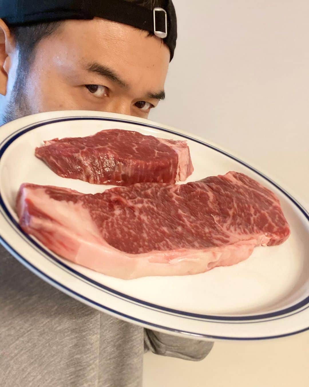 ニッチロー'さんのインスタグラム写真 - (ニッチロー'Instagram)「ステーキ会食は自粛の年末年始  家でステーキはいかがでしょうか  サーロインとフィレをミディアムレアで焼きました  家でステーキを焼くとワクワクしますね  しかも国産和牛  興奮です  どちらの肉も和牛の旨みがぎゅっと詰まっています  味わいは違うので食べ比べて楽しんでみて下さい  お肉ご購入はこちらから↓  https://yoneichi.official.ec/  #よねー #肉 #新潟肉 #ステーキ #サーロイン #フィレ #PR #プロ野球選手 #ニッチロー  #ニックロー」12月26日 16時20分 - nicchiro5.1