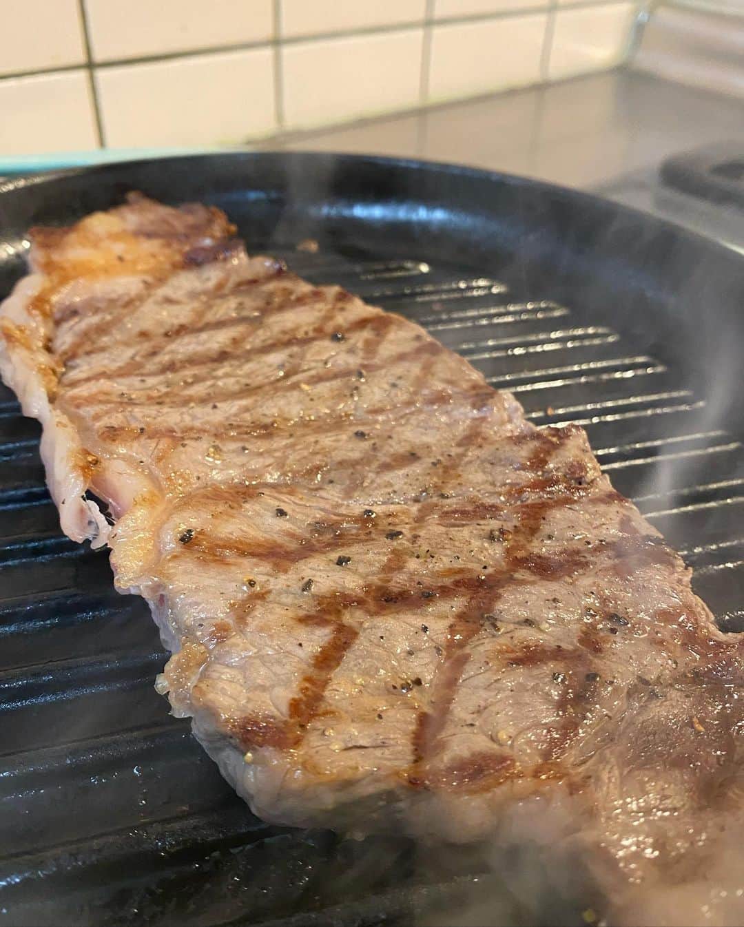 ニッチロー'さんのインスタグラム写真 - (ニッチロー'Instagram)「ステーキ会食は自粛の年末年始  家でステーキはいかがでしょうか  サーロインとフィレをミディアムレアで焼きました  家でステーキを焼くとワクワクしますね  しかも国産和牛  興奮です  どちらの肉も和牛の旨みがぎゅっと詰まっています  味わいは違うので食べ比べて楽しんでみて下さい  お肉ご購入はこちらから↓  https://yoneichi.official.ec/  #よねー #肉 #新潟肉 #ステーキ #サーロイン #フィレ #PR #プロ野球選手 #ニッチロー  #ニックロー」12月26日 16時20分 - nicchiro5.1