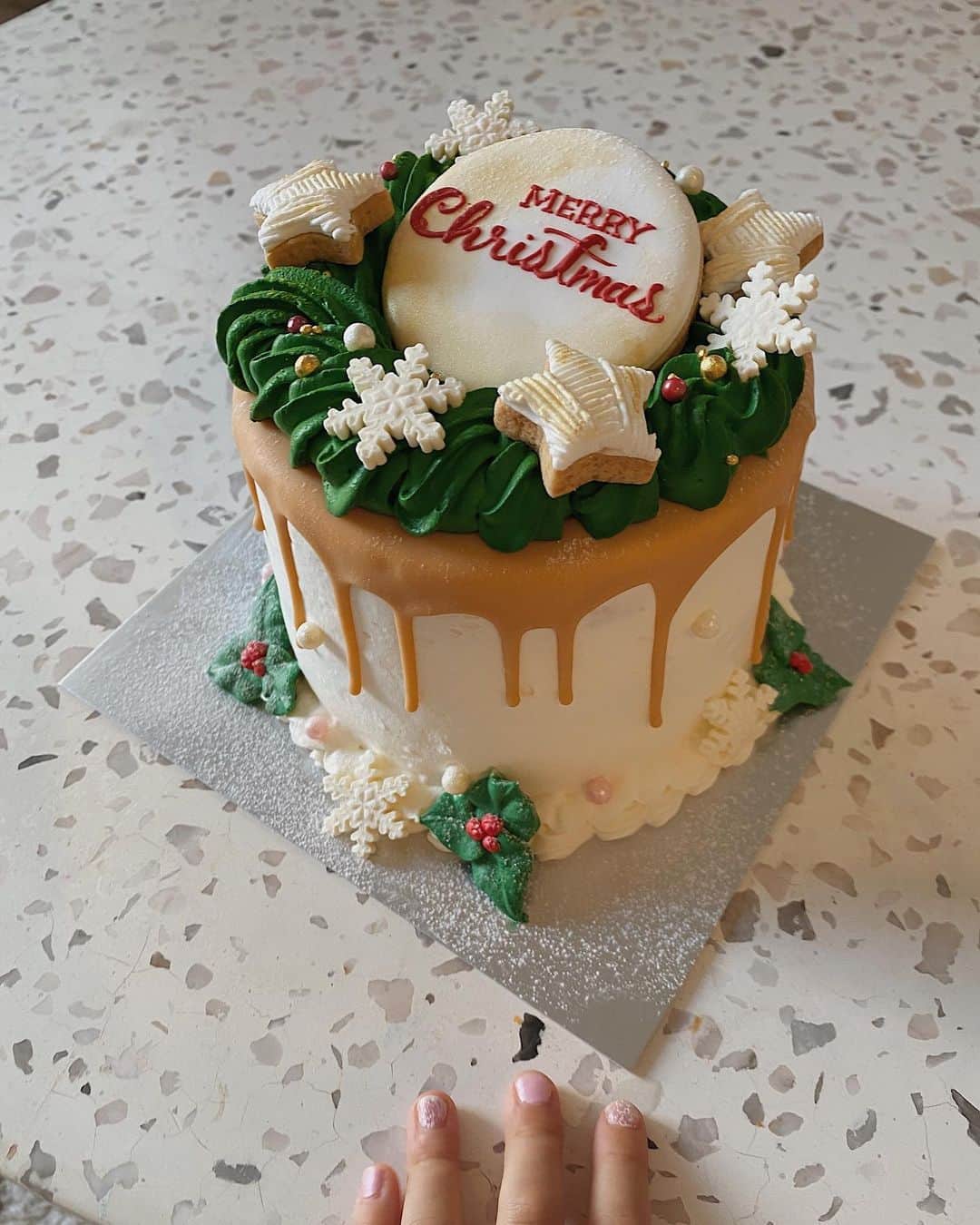 目見田早弥子のインスタグラム：「🎄. みんなでクリスマス会したときの♡ 見た目も可愛すぎるし 味もめっちゃ美味しかった! みんな、可愛い〜って喜んでくれて嬉しかった🤍 また来年のお誕生日とかにオーダーしたい♡」