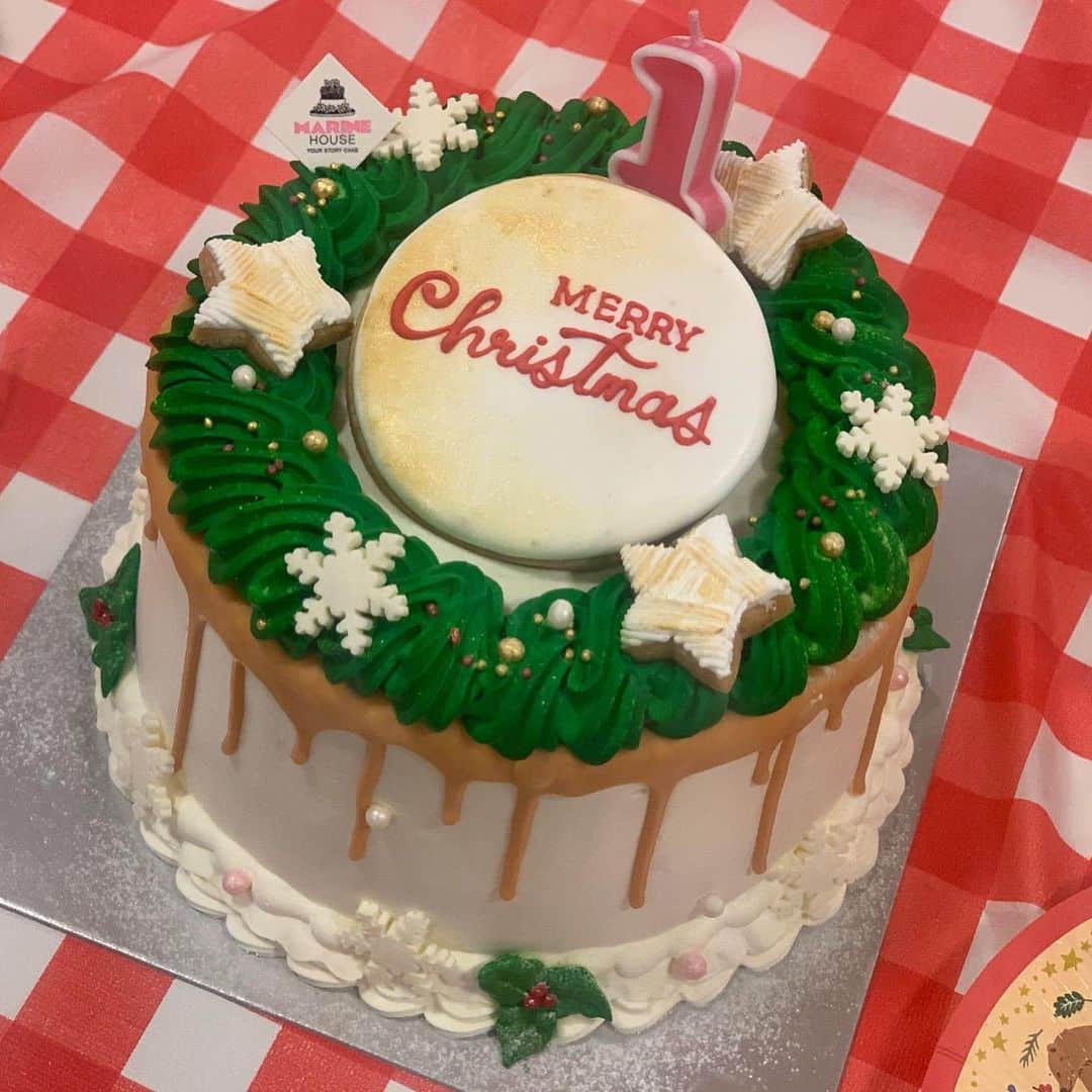 亀恭子さんのインスタグラム写真 - (亀恭子Instagram)「12月25日 次男の1歳のお誕生日でした。  24日は長男のお友達とこじんまりとクリスマス会。 25日は家族で次男のお誕生日のお祝い。  これから毎年、2日間きっとこの感じのスケジュールで 連日ケーキ。  今年はいつもより、静かなクリスマスでしたね。 2020年クリスマスは終わりましたが… Merry Christmas&Happy Holiday♪  さてさて、 ここから一気に年末ムード。  まずはクリスマリツリーを片付けなければ…  #december25 #myson #1stbirthday #withfamily #2020christmas #❤︎」12月26日 16時20分 - kame_kyo