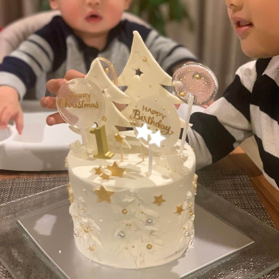 亀恭子のインスタグラム：「12月25日 次男の1歳のお誕生日でした。  24日は長男のお友達とこじんまりとクリスマス会。 25日は家族で次男のお誕生日のお祝い。  これから毎年、2日間きっとこの感じのスケジュールで 連日ケーキ。  今年はいつもより、静かなクリスマスでしたね。 2020年クリスマスは終わりましたが… Merry Christmas&Happy Holiday♪  さてさて、 ここから一気に年末ムード。  まずはクリスマリツリーを片付けなければ…  #december25 #myson #1stbirthday #withfamily #2020christmas #❤︎」