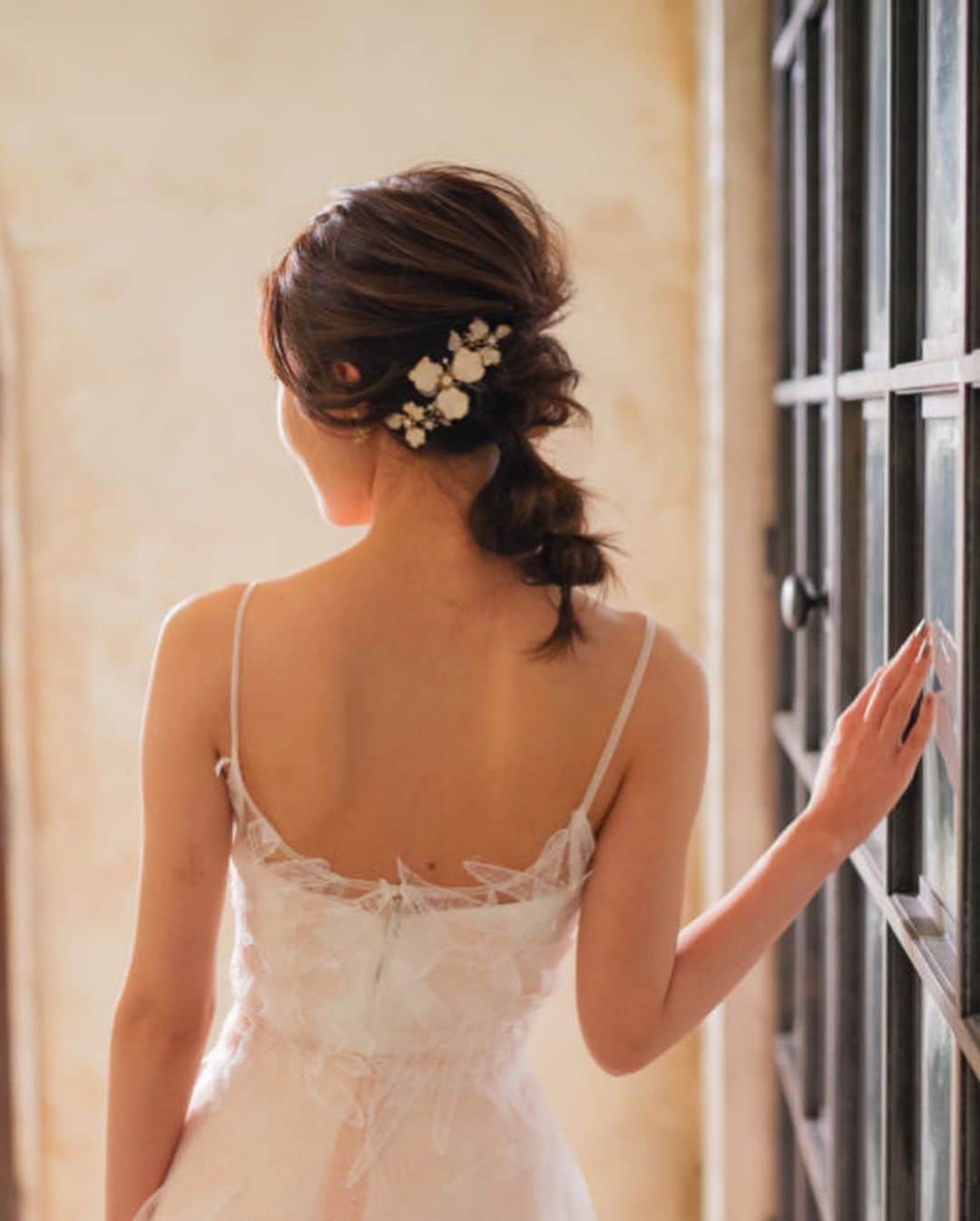 Dresses (ドレッシーズ)さんのインスタグラム写真 - (Dresses (ドレッシーズ)Instagram)「スペインバルセロナ発のオートクチュールブランド #ヨーランクリス のドレスをご紹介します！  #ヨーランクリス の魅力 ✓最高級のレース、ビジューやチュールをたっぷり使って、ナチュラルな花嫁さまの魅力を引き立たたせてくれます♡ ✓独創的なデザインで、世界中の花嫁さまから大注目♡ ✓モダンな中にボヘミアンなテイストもあって、リゾートウェディングやガーデンウェディングにもおすすめ♡  Dressesでは、本日ご紹介できなかった #ヨーランクリス のドレスもたくさんご紹介しております♡  ドレスのお問い合わせは@dresses_weddingdress にDM💌 Dresses割引ございます!! ※諸条件あります お気軽にお問い合わせくださいませ。  ______________  @dresses_weddingdress では、毎日ドレスを更新中✨ ホーム画面のURLよりご覧頂けます。 1,700着以上のウェディングドレス、カラードレスが掲載されています。 ドレスをお探しのプレ花嫁さま、是非覗いてみて下さい！ 掲載ドレスのご試着も承っております。 お気軽にお問い合わせくださいませ🕊  ______________  ドレスは絶対に後悔したくない方の為の結婚式場紹介サービス始めました！  #ドレス選びから始める結婚式場探し @dresses_weddingdress のInstagramに掲載している #antonioriva や #mirazwillinger など、インポートウェディングドレスがお得になります✨ おしゃれな花嫁様のための式場紹介サービスです♡  ・紹介会場一覧▶@dresses_weddingdress Top のURLより ・Instagram▶ @dresses_concierge  ドレスを後悔したくない方、好きなドレスをお得に着たい方、 @dresses_concierge へDMにてお気軽にお問い合わせください♡ *⠀ #インポートドレス #2021婚 #2021春婚 #2021夏婚 #ウェディングドレス #yolancris #ヨーランクリス #レースドレス #刺繍ドレス」12月26日 16時21分 - dresses_weddings