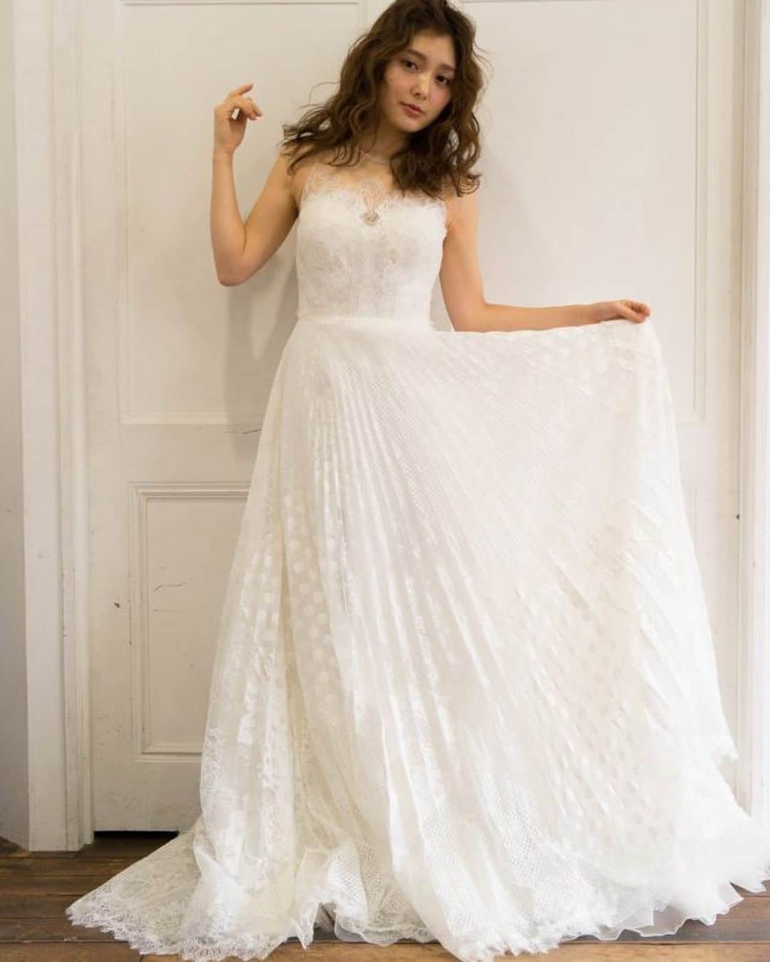 Dresses (ドレッシーズ)さんのインスタグラム写真 - (Dresses (ドレッシーズ)Instagram)「スペインバルセロナ発のオートクチュールブランド #ヨーランクリス のドレスをご紹介します！  #ヨーランクリス の魅力 ✓最高級のレース、ビジューやチュールをたっぷり使って、ナチュラルな花嫁さまの魅力を引き立たたせてくれます♡ ✓独創的なデザインで、世界中の花嫁さまから大注目♡ ✓モダンな中にボヘミアンなテイストもあって、リゾートウェディングやガーデンウェディングにもおすすめ♡  Dressesでは、本日ご紹介できなかった #ヨーランクリス のドレスもたくさんご紹介しております♡  ドレスのお問い合わせは@dresses_weddingdress にDM💌 Dresses割引ございます!! ※諸条件あります お気軽にお問い合わせくださいませ。  ______________  @dresses_weddingdress では、毎日ドレスを更新中✨ ホーム画面のURLよりご覧頂けます。 1,700着以上のウェディングドレス、カラードレスが掲載されています。 ドレスをお探しのプレ花嫁さま、是非覗いてみて下さい！ 掲載ドレスのご試着も承っております。 お気軽にお問い合わせくださいませ🕊  ______________  ドレスは絶対に後悔したくない方の為の結婚式場紹介サービス始めました！  #ドレス選びから始める結婚式場探し @dresses_weddingdress のInstagramに掲載している #antonioriva や #mirazwillinger など、インポートウェディングドレスがお得になります✨ おしゃれな花嫁様のための式場紹介サービスです♡  ・紹介会場一覧▶@dresses_weddingdress Top のURLより ・Instagram▶ @dresses_concierge  ドレスを後悔したくない方、好きなドレスをお得に着たい方、 @dresses_concierge へDMにてお気軽にお問い合わせください♡ *⠀ #インポートドレス #2021婚 #2021春婚 #2021夏婚 #ウェディングドレス #yolancris #ヨーランクリス #レースドレス #刺繍ドレス」12月26日 16時23分 - dresses_weddings