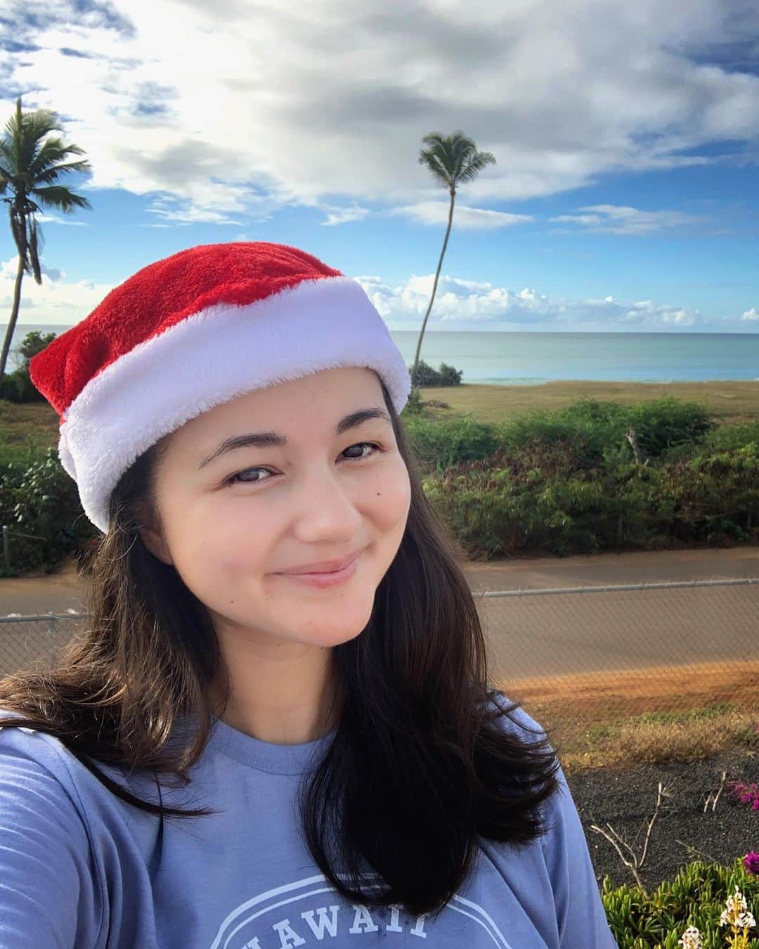 エリナ シルカのインスタグラム：「Merry Christmas from mama Santa 🧑‍🎄😎 ママサンタも今年のお仕事無事終了。 ビーチもあと何回行けるかな〜🌴 * * * * #hawaiilife #merrychristmas #luckywelivehawaii #momlife ハワイ生活 #サマークリスマス #ママライフ #双子ママ」