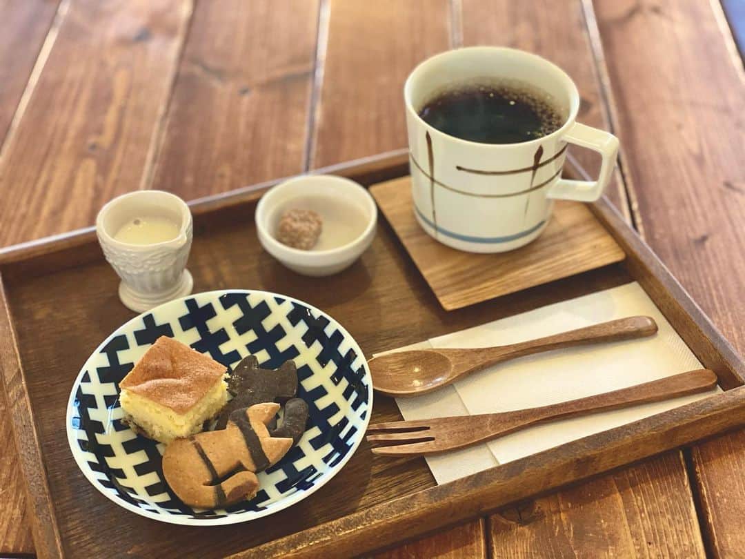 前川由希子さんのインスタグラム写真 - (前川由希子Instagram)「糸島ドライブにオススメ🚗  食後に美味しいコーヒーが飲みたい！ と思ったら、 『いいコーヒー屋さんあるよ☕️』と教えてくれた！  ストーブに当たりながら コーヒー豆から選べるコーヒー。 うーん、美味しい❤️ そして、160円で一口ケーキとネコクッキー🐱 素朴な美味しさだから、絶対つけて欲しい✨  @petanicoffee  #petanicoffee  #ペタニコーヒー  #糸島ドライブ  #糸島カフェ  #糸島グルメ  #コーヒー  #coffee  #coffeetime  #食後のコーヒー」12月26日 16時25分 - maekawa.yukiko