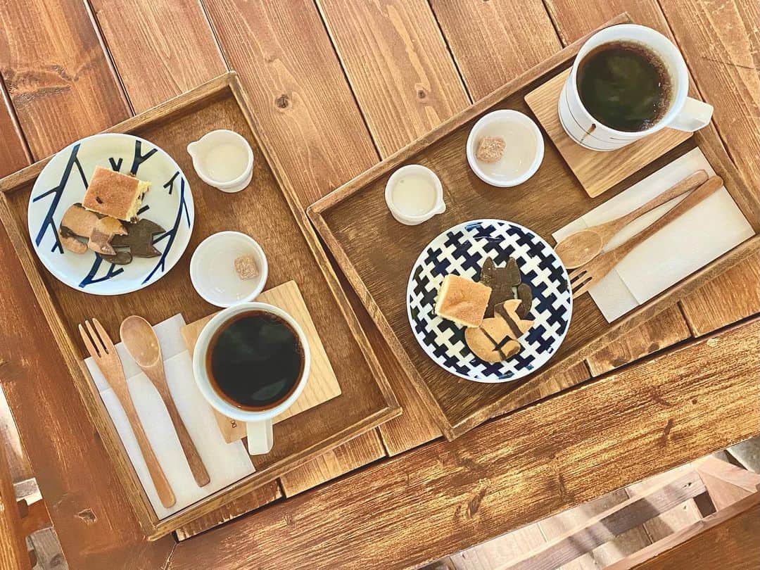 前川由希子さんのインスタグラム写真 - (前川由希子Instagram)「糸島ドライブにオススメ🚗  食後に美味しいコーヒーが飲みたい！ と思ったら、 『いいコーヒー屋さんあるよ☕️』と教えてくれた！  ストーブに当たりながら コーヒー豆から選べるコーヒー。 うーん、美味しい❤️ そして、160円で一口ケーキとネコクッキー🐱 素朴な美味しさだから、絶対つけて欲しい✨  @petanicoffee  #petanicoffee  #ペタニコーヒー  #糸島ドライブ  #糸島カフェ  #糸島グルメ  #コーヒー  #coffee  #coffeetime  #食後のコーヒー」12月26日 16時25分 - maekawa.yukiko