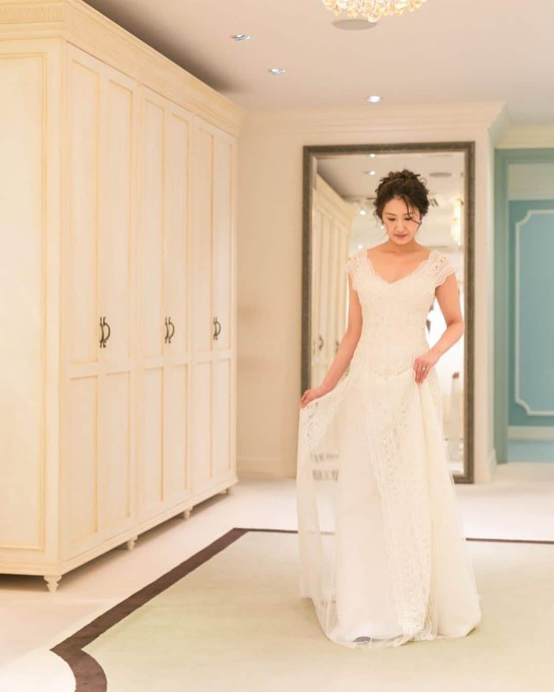 Dresses (ドレッシーズ)さんのインスタグラム写真 - (Dresses (ドレッシーズ)Instagram)「スペインバルセロナ発のオートクチュールブランド #ヨーランクリス のドレスをご紹介します！  #ヨーランクリス の魅力 ✓最高級のレース、ビジューやチュールをたっぷり使って、ナチュラルな花嫁さまの魅力を引き立たたせてくれます♡ ✓独創的なデザインで、世界中の花嫁さまから大注目♡ ✓モダンな中にボヘミアンなテイストもあって、リゾートウェディングやガーデンウェディングにもおすすめ♡  Dressesでは、本日ご紹介できなかった #ヨーランクリス のドレスもたくさんご紹介しております♡  ドレスのお問い合わせは@dresses_weddingdress にDM💌 Dresses割引ございます!! ※諸条件あります お気軽にお問い合わせくださいませ。  ______________  @dresses_weddingdress では、毎日ドレスを更新中✨ ホーム画面のURLよりご覧頂けます。 1,700着以上のウェディングドレス、カラードレスが掲載されています。 ドレスをお探しのプレ花嫁さま、是非覗いてみて下さい！ 掲載ドレスのご試着も承っております。 お気軽にお問い合わせくださいませ🕊  ______________  ドレスは絶対に後悔したくない方の為の結婚式場紹介サービス始めました！  #ドレス選びから始める結婚式場探し @dresses_weddingdress のInstagramに掲載している #antonioriva や #mirazwillinger など、インポートウェディングドレスがお得になります✨ おしゃれな花嫁様のための式場紹介サービスです♡  ・紹介会場一覧▶@dresses_weddingdress Top のURLより ・Instagram▶ @dresses_concierge  ドレスを後悔したくない方、好きなドレスをお得に着たい方、 @dresses_concierge へDMにてお気軽にお問い合わせください♡ *⠀ #インポートドレス #2021婚 #2021春婚 #2021夏婚 #ウェディングドレス #yolancris #ヨーランクリス #レースドレス #刺繍ドレス」12月26日 16時25分 - dresses_weddings