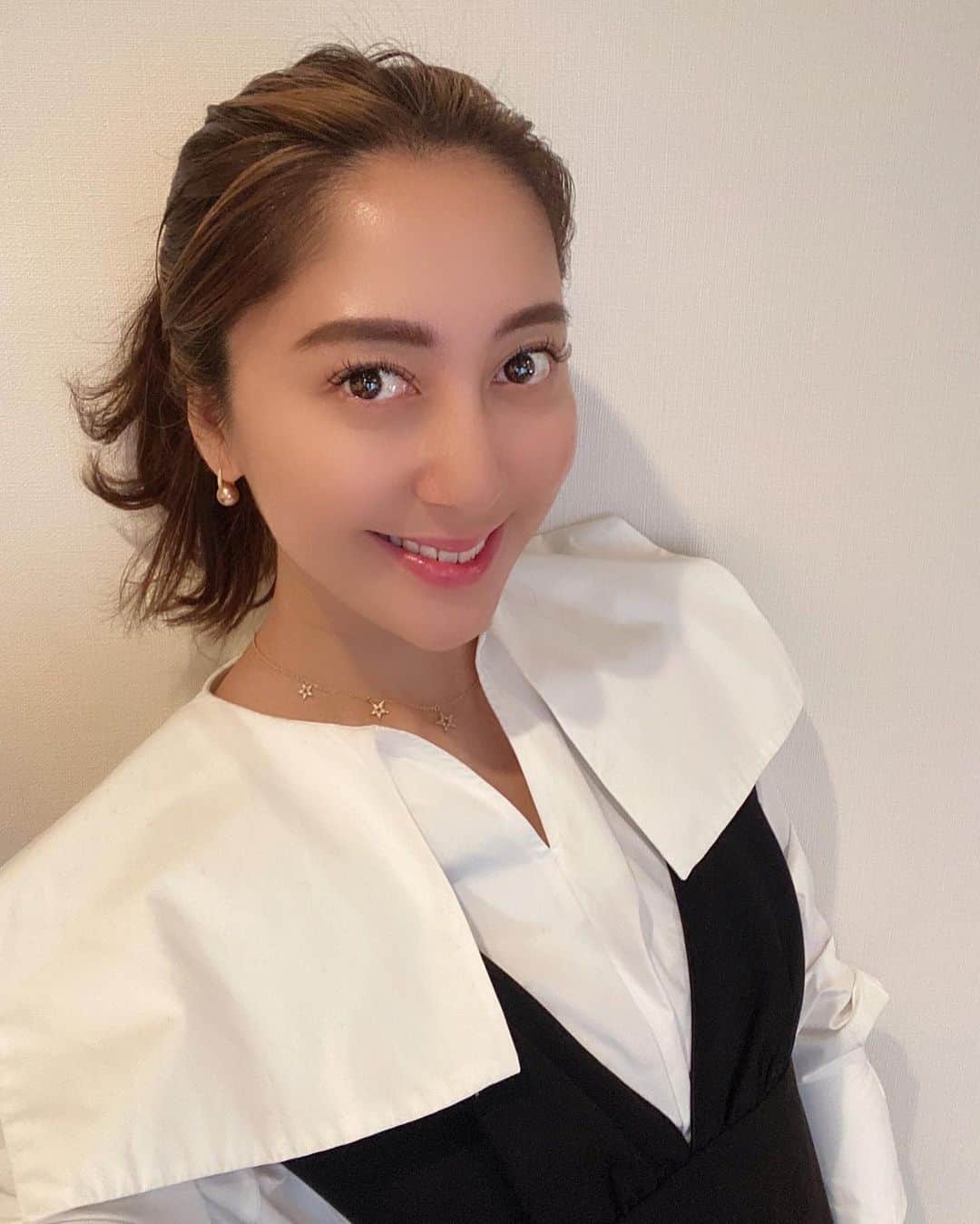 のインスタグラム：「今年は皆様と沢山のchat time が出来てとても楽しかった🥰 同じ質問を頂くこともよくあったので 年末にかけて多く頂いた質問を フィードに残していこうと思います💯 お付き合いくださいませ✨  まずはまつげエクステ✨ 恵比寿の @nail_eyelash_maxkelly.ebisu  でして頂いてます✨ 担当は大野さん 私はまつげがとても細く弱いのですが 大野さんにして頂いてから 長く綺麗に保てています✨ カールはDカールで 長さは9mm10mmのmix バインドロックという種類のものを 両目で80束つけています 是非参考までに❤️❤️❤️  #eyelash #chattime 2020年振り返り」