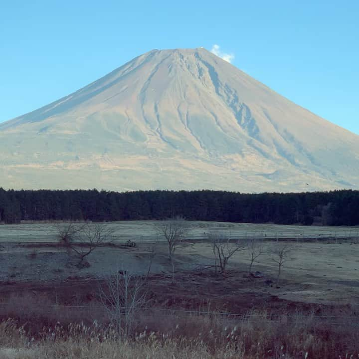 田中美佐子のインスタグラム：「昨日の富士山。 富士山が赤く変化していくところ、美しい。 寒くて車から降りられなかったけど❄️ 癒されました^_^ #富士山#でっかい#タイムプラスで」