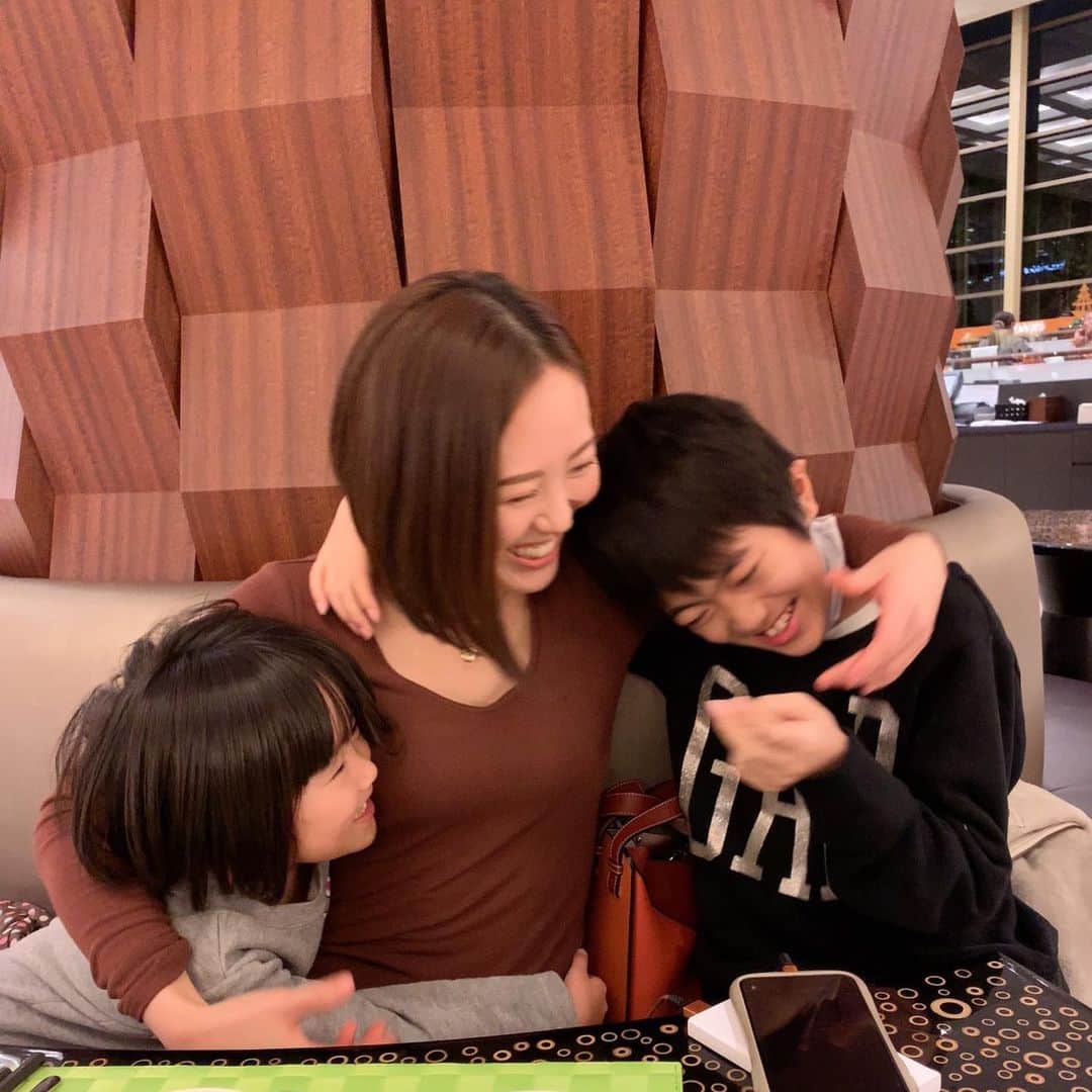 ありさ・あげまんクリエイターのインスタグラム：「クリスマスも終わって、ついに年末らしくなってきましたね☺️🎍 全くそんな実感がないですが笑  やっと引っ越しも落ち着き、ホッとしています🥰 あとは片付け。笑  今年も何かと変化のある年でしたが、来年はもっと変化していく予感✨  今年の振り返りは長くなりそうなので、stand.fmから声で話していこうと思います🥰  #シェラトングランデ東京ベイ  #グランカフェ  #クリスマスディナー」