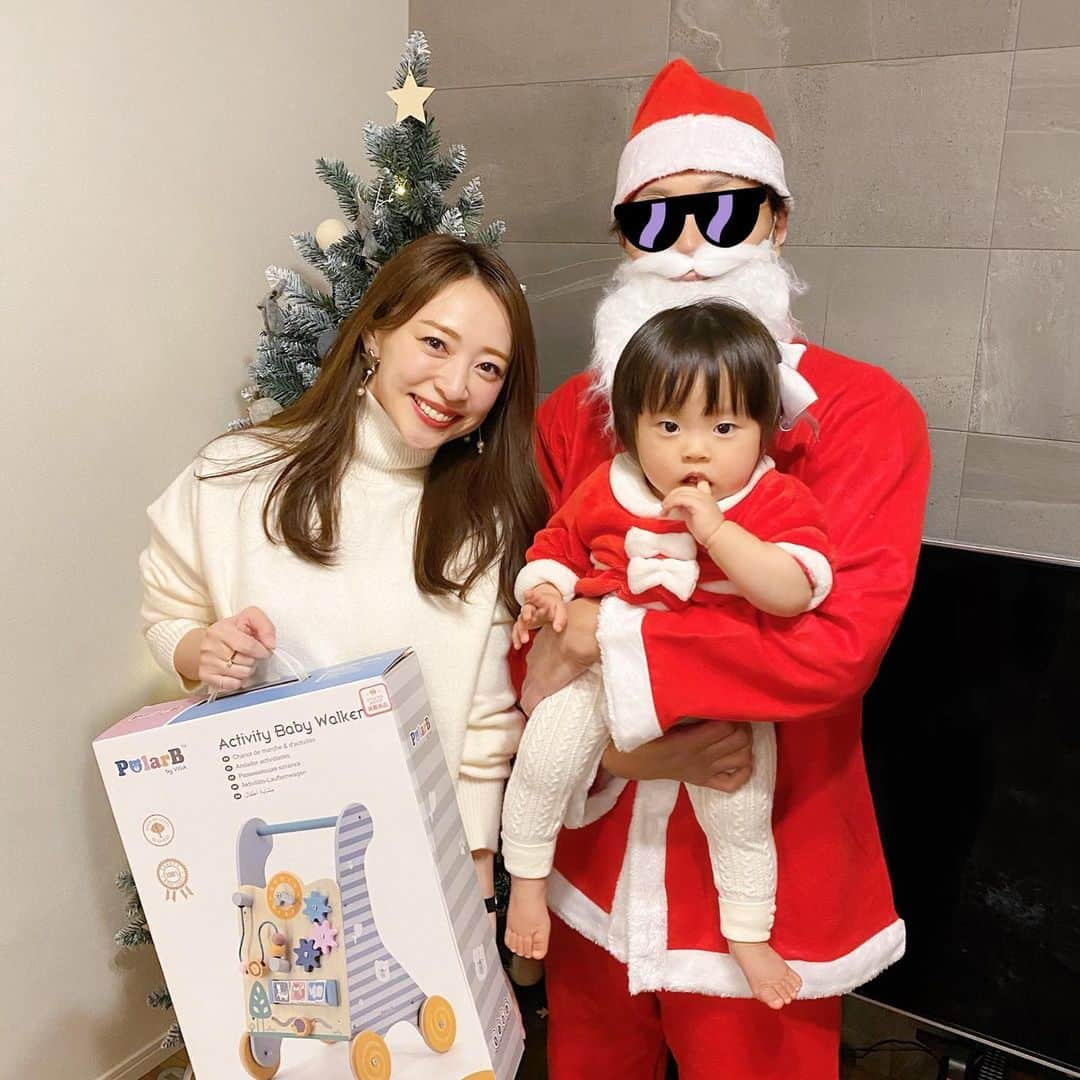 磯部奈央さんのインスタグラム写真 - (磯部奈央Instagram)「Xmas 2020🎄 . クリスマスイブは、仲良しファミリーの小泉家で一緒にお祝い🥂🎄 . 主人がサンタ役でした😂 まりちゃんのおもてなし料理もすごくて‼️ありがとうございました😋💕 . 私が持ってるのは、小泉家からのプレゼント🎁 私の両親からは、マグフォーマー。 私の兄夫婦からは、ワンワンのピアノおもちゃ。 私たちからは、ノンタンシリーズの絵本9巻セットと、あかちゃんのえほんシリーズを📚 （娘へのクリスマスプレゼントを4枚目にまとめてみました📸） . . そして、クリスマス当日の昨日は、イブの寝不足もあって、娘が早く寝てくれたので、夫婦2人でしっぽり、ネッビオーロオーロ飲みながらすき焼き食べました☺️🍷 . それから、主人が、2000年のコルトンシャルルマーニュをプレゼントしてくれたのですが🤭（こう見えて？2人でワインエキスパートの資格取ってるんです🤣） 高級すぎて、飲めません🤪 . ちなみに私からは、ジョンストンズ オブ エルガンの大判ストールをプレゼント🧣 . . たくさんの方のおかげで、今年は楽しいクリスマスになったなー🎄 感謝🤍 . . 今日から街は、一気に年末ムードなんだろうな🤭 . . . #クリスマス会 #クリスマス #クリスマスツリー #xmas #ベビーサンタ #クリパ」12月26日 16時39分 - nao_isobe729