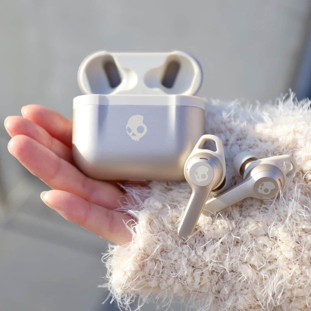 Skullcandy Japanのインスタグラム：「Indy Evo シャンパンゴールド🥂✨  お洒落でクールな12月限定版は大好評にて販売中✨💀完売前に！  詳しくは公式サイトSkullcandy.jpにて✨🥂  #FeelCentered #FeelSkullcandy #スカルキャンディー #完全ワイヤレスイヤホン #イヤホン」
