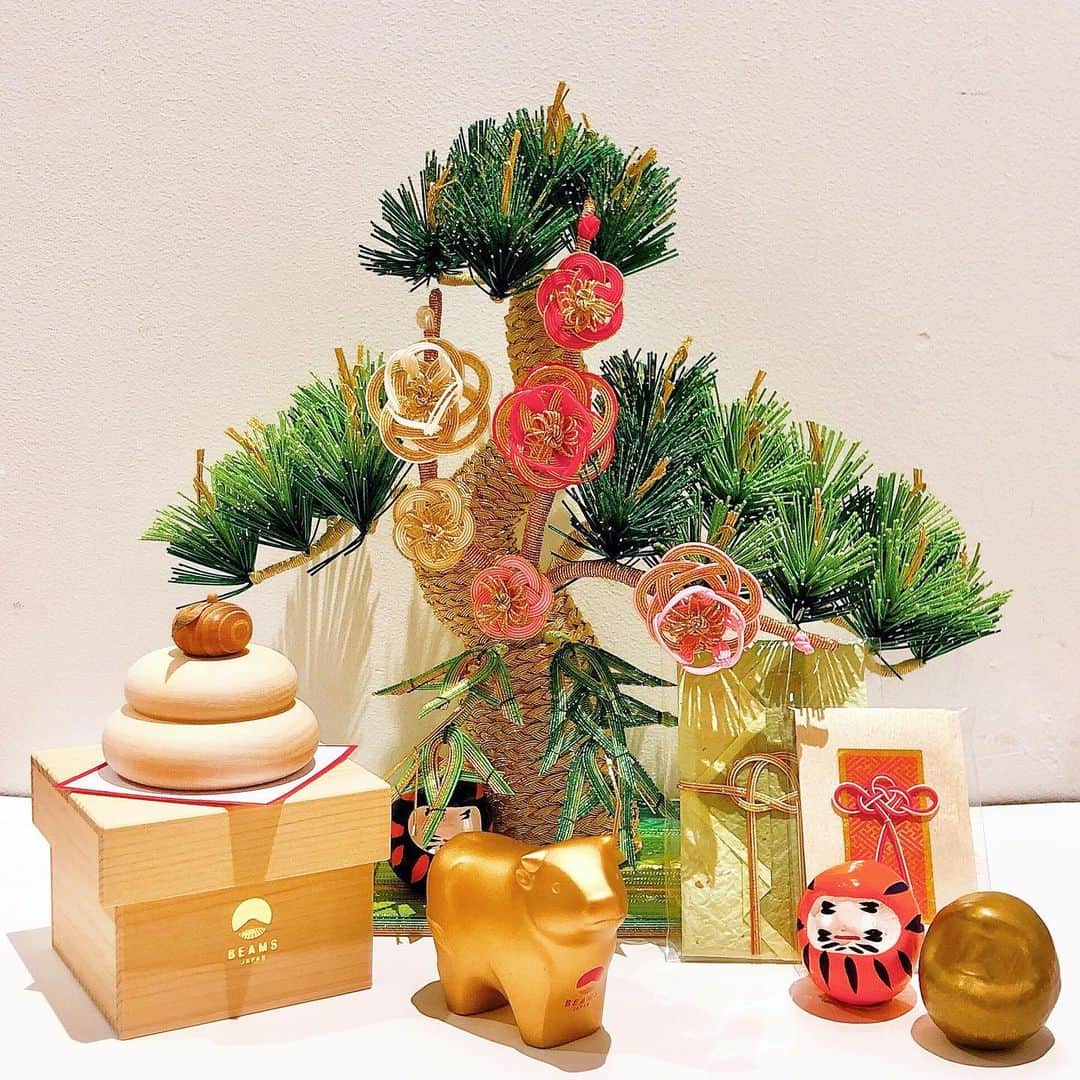 BEAMS JAPANさんのインスタグラム写真 - (BEAMS JAPANInstagram)「＜お正月特集＞ 現在ビームス ジャパン1階では 来たる新年、お正月にオススメなアイテムを 多数ご用意しております！  新年の干支“丑”モチーフのグッズや 日めくりカレンダー、おしゃれポチ袋、 お正月飾りや盆栽、美味しいお酒や酒器、 さらに縁起物の置物などなど ご自宅用・贈り物用にオススメなアイテムがずらり。  ビームス ジャパン限定デザインや 残り僅かの商品もございますので、 是非この機会にご来店ください！  BEAMS JAPAN 1F ☎︎ 03-5368-7314 #beams  #beamsjapan  #beamsjapan1st  #madeinjapan #limitededition #ahappynewyear #日本製#別注#限定 #期間限定#お正月#お正月飾り #年末年始#新年#丑年」12月26日 16時33分 - beams_japan