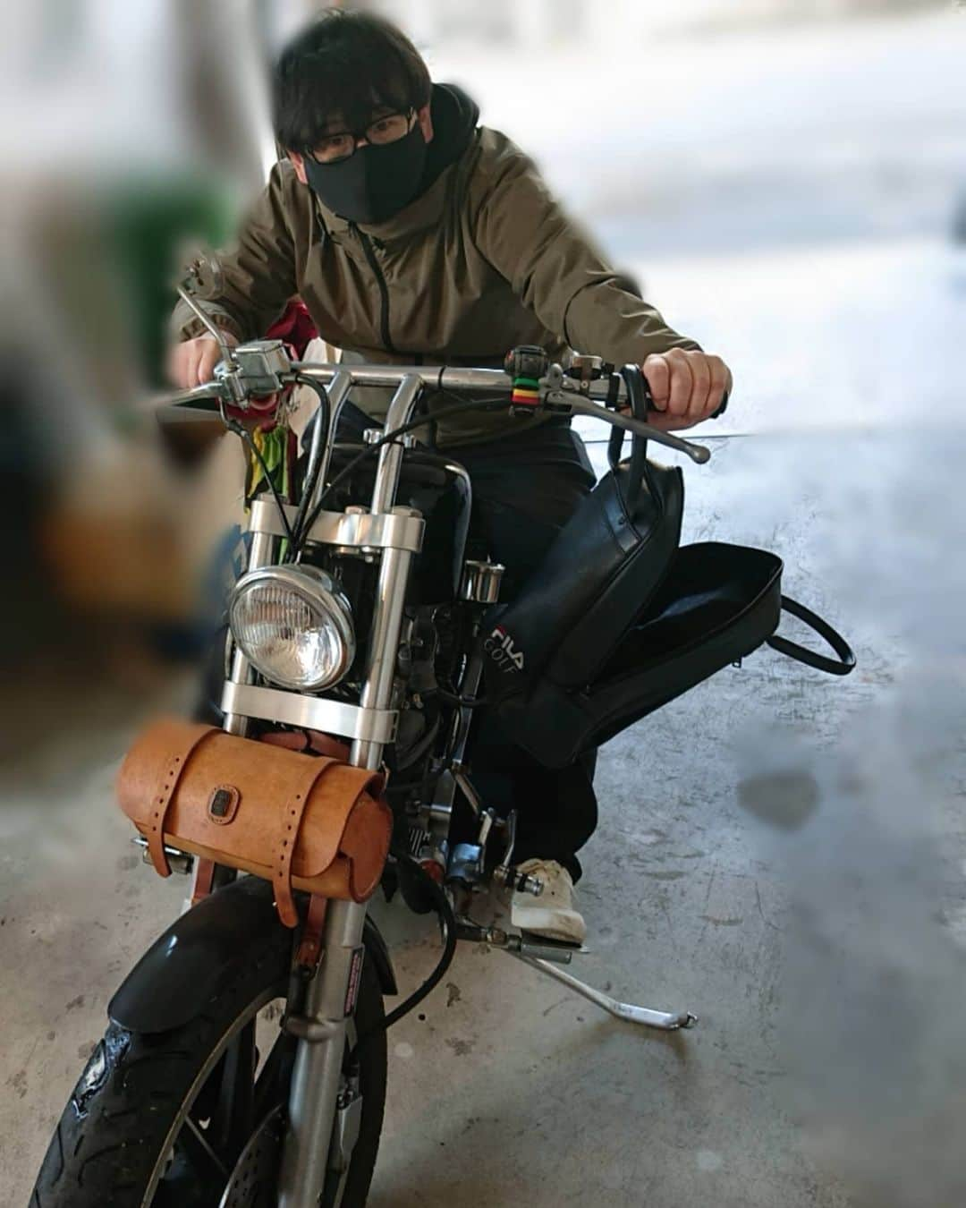 八木良のインスタグラム：「運転はできないけどバイクに跨がってみました！ #八木良 #バイクに跨がる」